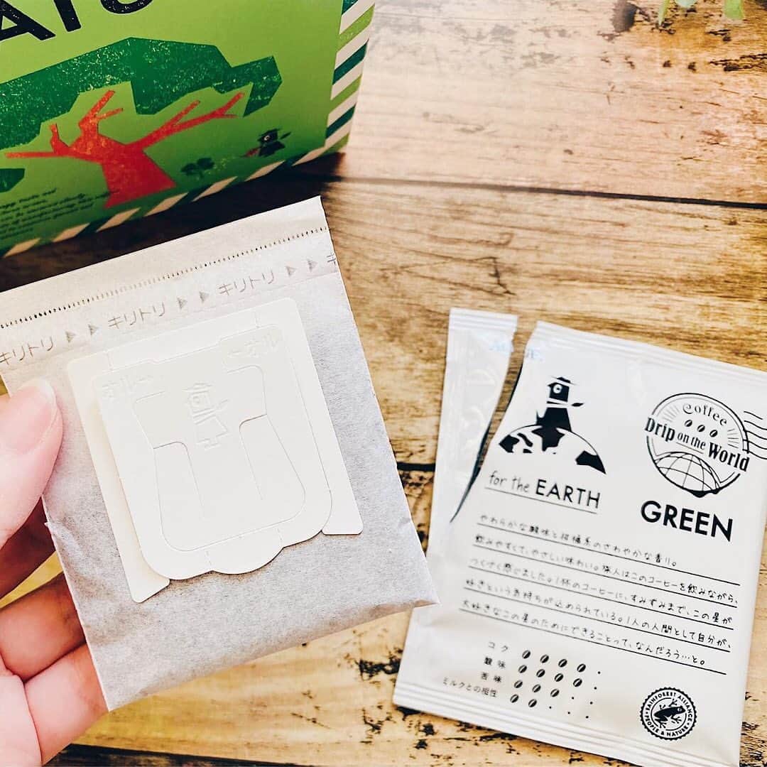 LOHACO（ロハコ）さんのインスタグラム写真 - (LOHACO（ロハコ）Instagram)「＼暮らしになじむLOHACO展／地球にやさしいドリップコーヒーで、おうちカフェを楽しもう！  個包装タイプのドリップコーヒーは簡単に本格的なコーヒーが味わえて便利である一方、ドリッパーなどのゴミが多く出てしまいますよね。  捨てる部分の多いドリップコーヒーだからこそ、環境に優しい循環型素材で持続可能な社会の実現を目指すことを考え、作られたのが『プレミアムドリップ ドリップオンザワールド グリーン』なんです。  ドリッパーに使用される石油由来原料は、再生可能資源である植物由来原料に全て置き換えました。  コーヒー豆は、レインフォレスト・アライアンス(※1)認証農園産を100％使用し、外箱はFSC認証紙(※2)を使用しています。  コーヒー豆から外箱、ドリッパーに至るまで環境に配慮した商品です。  風味は、やわらかな酸味と柑橘系のさわやかな香りのやさしいが特徴の味わい。  デザインは、「おいしいコーヒーを求め、世界をめぐる旅人ドリップ氏が旅する中で見つけた地球にやさしいコーヒーをお届けする」をコンセプトにデザイン。  パッケージにもさまざまな場所を旅するドリップ氏が描かれていてかわいいですよ。  ぜひチェックしてみてください♪  ※1：森林保護や生物多様性、生産者の生活向上を目指す国際的非営利環境保護団体 ※2：適切に管理された森林資源を使用した紙材  ＿＿＿＿＿＿＿＿＿＿＿＿＿＿  ▼Instagramで紹介した写真の詳細は プロフィール @lohaco.jp から♪  ▼商品のURLはこちら https://685.jp/35GQJG7 ＿＿＿＿＿＿＿＿＿＿＿＿＿＿＿   #暮らしになじむLOHACO展 #暮らしになじむデザイン #LOHACO展2020 #LOHACO展 #LOHACO先行販売 #ロハコ先行販売 #LOHACO限定デザイン #ロハコ限定デザイン #サスティナブル #サステナブルな暮らし #サスティナブルライフ #地球に優しい #地球に優しい暮らし #エコ #エコな暮らし #FSC認証 #レインフォレストアライアンス認証 #ドリップオンザワールド #ドリップコーヒー #コーヒーのある暮らし #コーヒータイム #おうちカフェ #暮らしを楽しむ #日々の暮らし #暮らし #くらし #ロハコ #LOHACO #askul #アスクル」11月19日 12時05分 - lohaco.jp