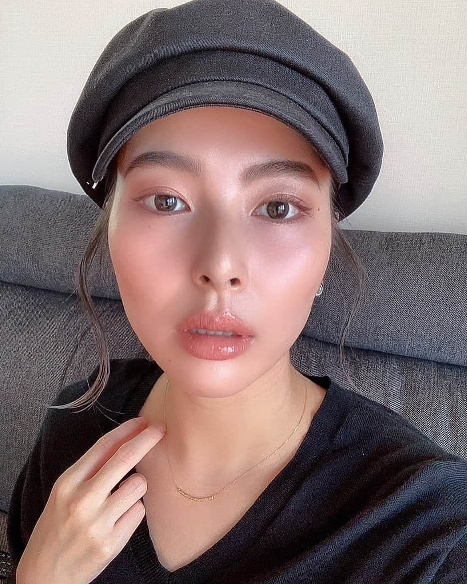 松崎夕のインスタグラム：「・ やっぱりベージュのリップはかわいいなぁ👄 ・ ・ #lipstick #makeup #cosmetics #メイク #コスメ」