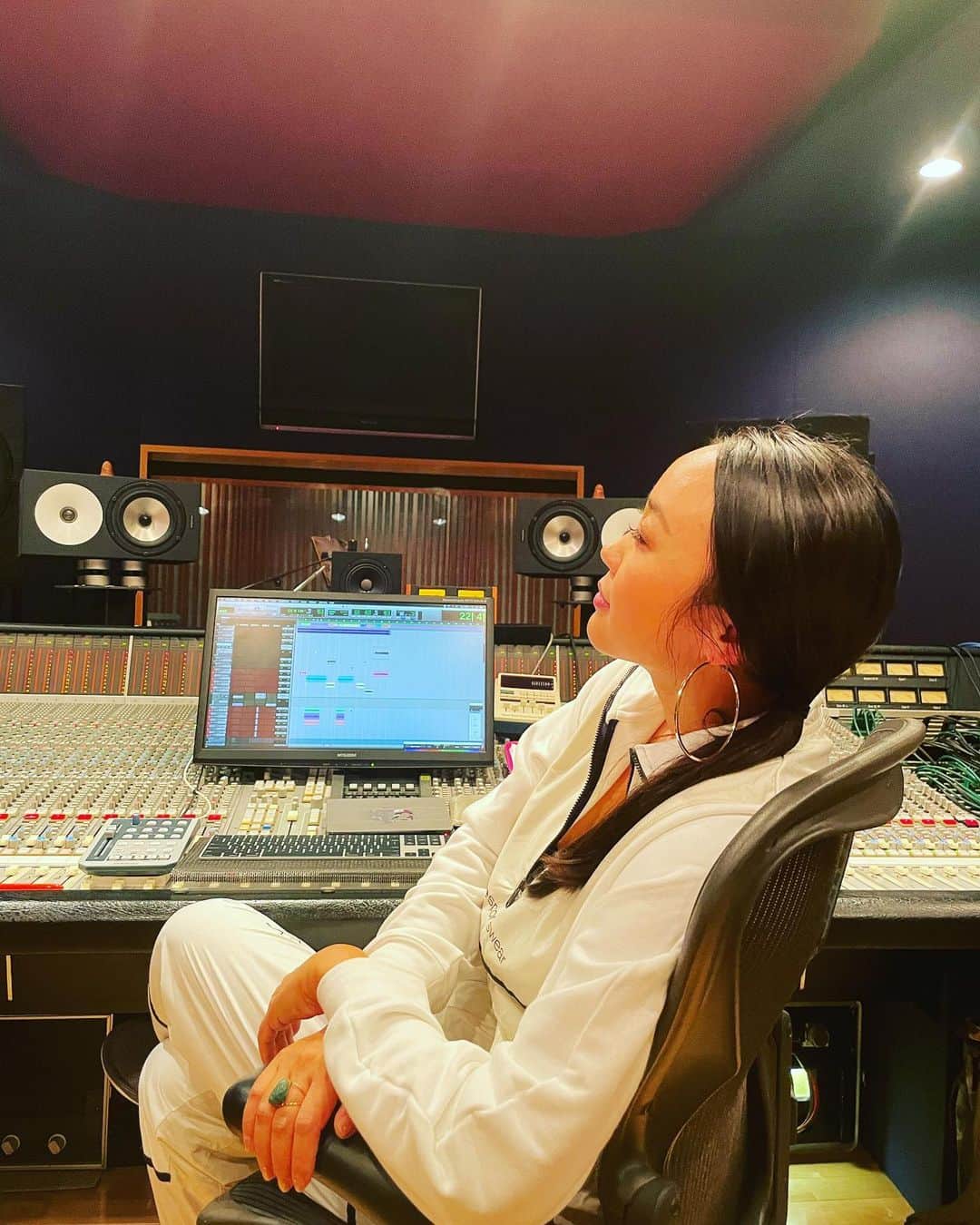COMA-CHIのインスタグラム：「I'm working on my new project! 12月にニューシングルをリリースします✨土→風の時代の変化を体現した内容＆昔からのCOMA-CHIファンの皆さまもきっとアガッてくれるであろうノスタルジック・メモリアルな楽曲が生まれました。 詳細はまたお知らせします😊  recording by @mixedbygreg  produced by @freecoolbeats  photo by @kogatsuneo」
