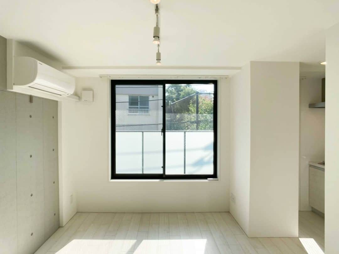 せたがやクラソンのインスタグラム：「『晴耕雨読な休日を 303』﻿ ﻿ ・田園都市線駒沢大学駅 徒歩6分 ・11.5万円・26.43㎡・1R ___________________________________________________________________﻿  日当たりの良さが魅力のワンルーム。  ウィークデイはお仕事に合わせた生活になると思いますが、 休みの日は、太陽に合わせた暮らしを送ってみたくなる、そんなお部屋。  晴れた日は、まぶしい日差しと鳥の声で起床、駒沢公園でウォーキングやジョギングで汗を流し、帰宅後は丁寧にこしらえた朝食をゆっくりといただいてみたりして。そして借りている区民農園で土いじり、季節のお野菜でつくる自家製ピザでもてなす、友人との穏やかでホッとする会話・・・  雨の日は、雨音に耳を傾けながらゆっくり起床、普段なかなか時間が取れない分、まずはじっくりとお部屋のお掃除を。図書館や書店で気になるトピックをピックアップ、淹れたてのコーヒーの香りに包まれながら、のんびりと読書や動画鑑賞。そして、うとうと昼寝・・・  日当たりの良いお部屋って、晴れた日と雨の日の趣が全然違うので、それぞれを楽しむ術を身につけると、もっともっと素敵な休日が送れそう。都会における晴耕雨読、そんな言葉がぴったりのお部屋なのでした。  ▼この物件の詳細、﻿ そのほかのお部屋はプロフィールのリンクから﻿ @setagayakurasson﻿ ___________________________________________________________________﻿ ﻿ 「オンラインでお部屋探し」スタートしました！ ご相談お待ちしております。 ﻿ ﻿https://setagayakurasson.com/online _____________________________________________________________________﻿ ﻿ #せたがやクラソン #せたがやンソン #賃貸 #お部屋探し #オンラインお部屋探し #引っ越し #内見 #部屋 #ワンルーム #ひとり暮らし #ふたり暮らし #好きな街 #暮らしを楽しむ #キッチン #家具 #世田谷 #賃貸インテリア #リノベーション #コンシェルジュ #世田谷のお部屋探し  #田園都市線 #駒沢大学駅 #暮らしを楽しむ #日当たり  #晴耕雨読 #晴れた日に  #雨の日に #デザイナーズマンション」
