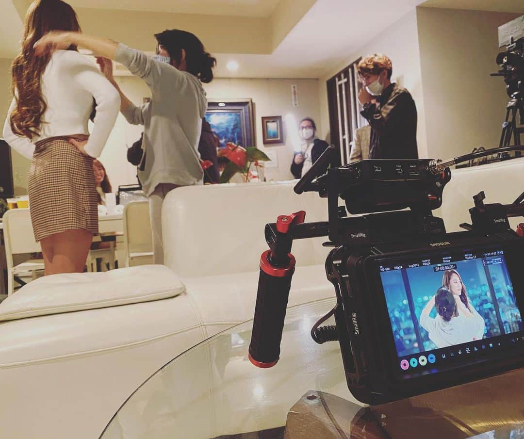 三上玲奈のインスタグラム：「昨日で一通り広告撮影は終わり🤗  チャリ旅の相方みぱこもヒビヤガーデンメンバーなんだけど、それ以外のメンバー、スタッフさんはみんな久しぶりで感動でした😭  広告は12月から主要駅構内で沢山観れるよ😊  にしても11月はコロナ前の半分も働いてないのに仕事がある日々が久々すぎてチャリよりもクタクタw  クリスマスガーデン🎄🍻 お楽しみに🥴  #ヒビヤガーデン　#クリスマスガーデン　#ヒビヤガール　#ビヤガーデン　#三上玲奈」