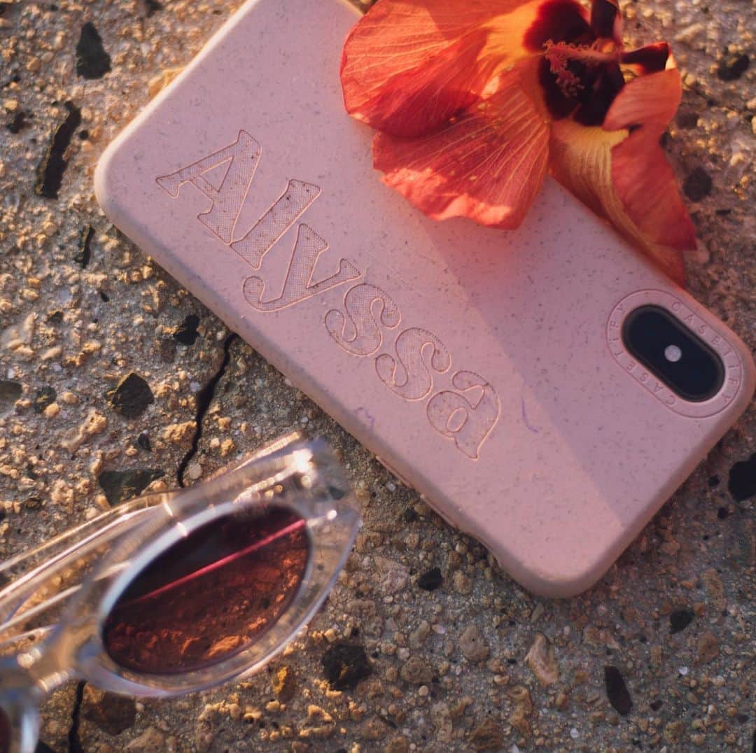 アリッサ ウーテンのインスタグラム：「I really love my new customized  @CASETiFY @CASETiFY_jp #CASETiFY #StateYourCase phone case!  Plus side on this is that it’s made out of recycled materials!  PC @lovekimiko」