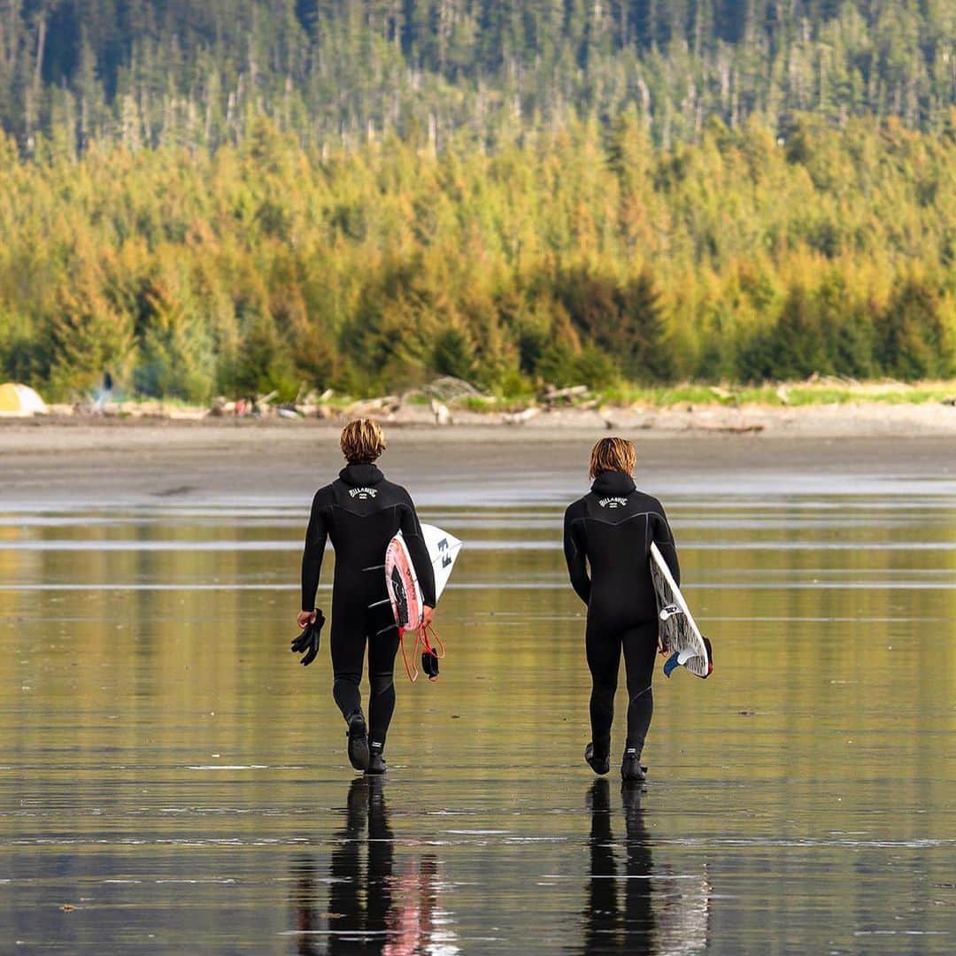 ビラボンのインスタグラム：「2人でサーフセッション  Just a couple of colleagues working remotely.  #BillabongWetsuits」