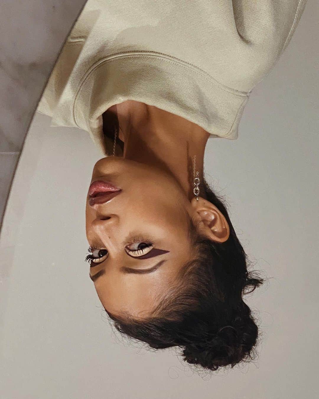リザ・コッシーのインスタグラム：「i'm better upside down」