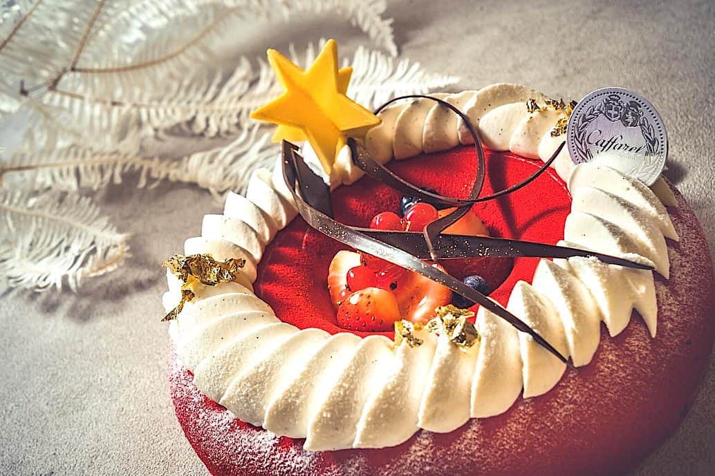 カファレルチョコレートさんのインスタグラム写真 - (カファレルチョコレートInstagram)「＼カファレルクリスマスケーキコレクション2020のご案内🎄🌟／  クリスマスの星に願いを込めて、 素敵な日々が続きますように… というメッセージをカファレルより皆様へ2020年のクリスマスケーキをお届けいたします。  ☆ 商品内容 商品名：　ステッラ・カデンテ～星に願いを～ ※写真※ 販売店舗：　カファレル神戸北野本店 限定 価格：　5,500円/直径18cm（税別） 華やかなイメージのクリスマスレッドに、 雲のような真っ白のクリームをあしらい、 トップにカファレル厳選のチョコレートとチョコレート細工の星を輝かせました。  ラズベリージャム、 杏仁の様な優しい香りのトンカ豆クリームと、 ストロベリームースをチョコレートスポンジケーキにのせたもの。 上にあしらったふわふわのクリームはバニラビーンズ入りのシャンティクリーム。  新しい味覚とビジュアルの組み合わせでありながら、 どこか懐かしさも感じる味わいのクリスマスケーキです。  ※ 他、各種ラインナップをご用意しています。 クリスマスケーキ メディア紹介ページ https://prtimes.jp/main/html/rd/p/000000008.000066896.html  ☆ 販売店舗： カファレル神戸北野本店、 カファレルグランスタ東京店 - ☆ 予約期間： 2020年11月18日(水)～12月19日(土) ※ グランスタ東京店のWeb予約は11月6日(金)～12月16日(水) - ☆ お渡し・店頭販売期間： 2020年12月22日(火)～12月25日(金) - ☆ ご予約方法： ・　店頭予約（カファレル神戸北野本店、 カファレルグランスタ東京店） ・　web予約（店舗受け取り） カファレル神戸北野本店 予約サイト https://www.caffarel.co.jp/christmascake2020 カファレルグランスタ東京店　予約サイト  ※「グランスタ東京」の公式サイトです。 https://www.tokyoinfo.com/cp/gransta_tokyo_xmastation_2020/ - ☆ 店舗のご案内 カファレル神戸北野本店 https://www.caffarel.co.jp/shop/kobe-kitano.html カファレルグランスタ東京店 https://www.caffarel.co.jp/shop/tokyo-gransta.html  💫✨ ------------------------------------- #christmasathome #カファレル #チョコレート #クリスマスケーキ #christmascake #ケーキ #ジャンドゥーヤ #winter #冬  #christmas #xmas #クリスマスプレゼント #christmastime #christmasdecorations #イタリア #トリノ #caffarel #italy #torino #happy #gianduia  #Instafood #wintercollection #サンタ #santacruz #snow #星 #star #stella」11月19日 12時17分 - caffarel_hy