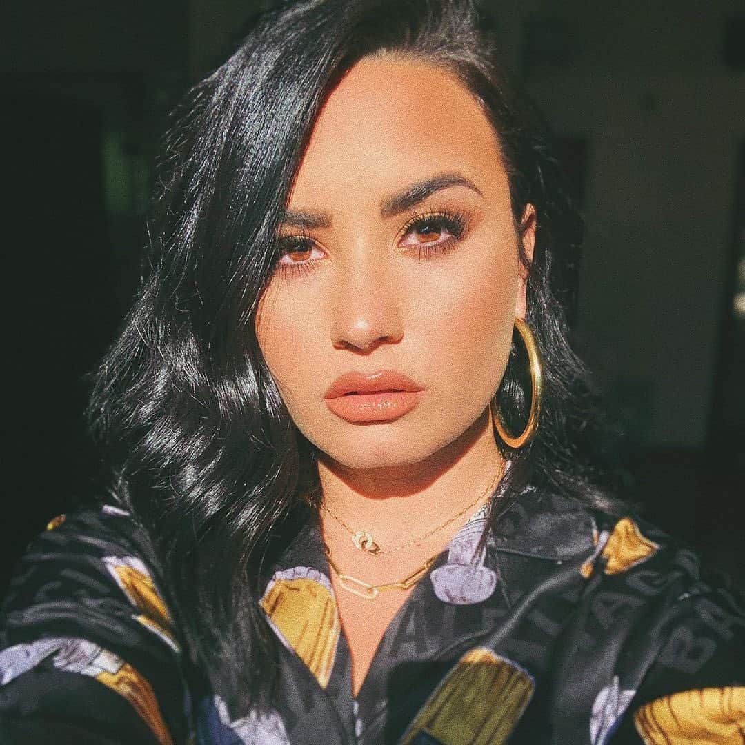 E! Onlineさんのインスタグラム写真 - (E! OnlineInstagram)「"I did a thing..." Demi Lovato debuted a blonde, shaved makeover and fans are here for it. 🔥 She's confident, she's cool and she's entering a new era at the link in our bio. (📷: Instagram)」11月19日 12時17分 - enews