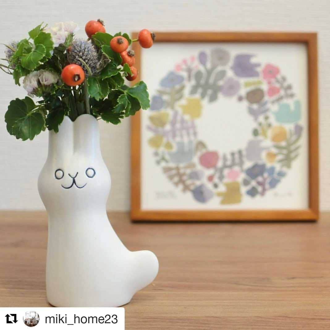 フリーデザインさんのインスタグラム写真 - (フリーデザインInstagram)「フリーデザイン 「コレ、14（いーよ）！」フォトコンテスト  続きまして、2位入賞の方の発表です。  2位入賞は @miki_home23 さんです。  .  ご主人からの結婚記念日の贈り物でプレゼントしてもらったという「EN LITEN VAN 花器」と「ポスター（バーズワーズ）」。  愛らしい組み合わせの写真を、とっても素敵でほっこりするエピソードとともに投稿していただいきました！  .  これから個別に当店のアカウントからダイレクトメッセージにて、プレゼントの詳細をご連絡いたしますので、ご確認をお願いいたします。  .  入賞おめでとうございます！」11月19日 12時29分 - freedesign_jp
