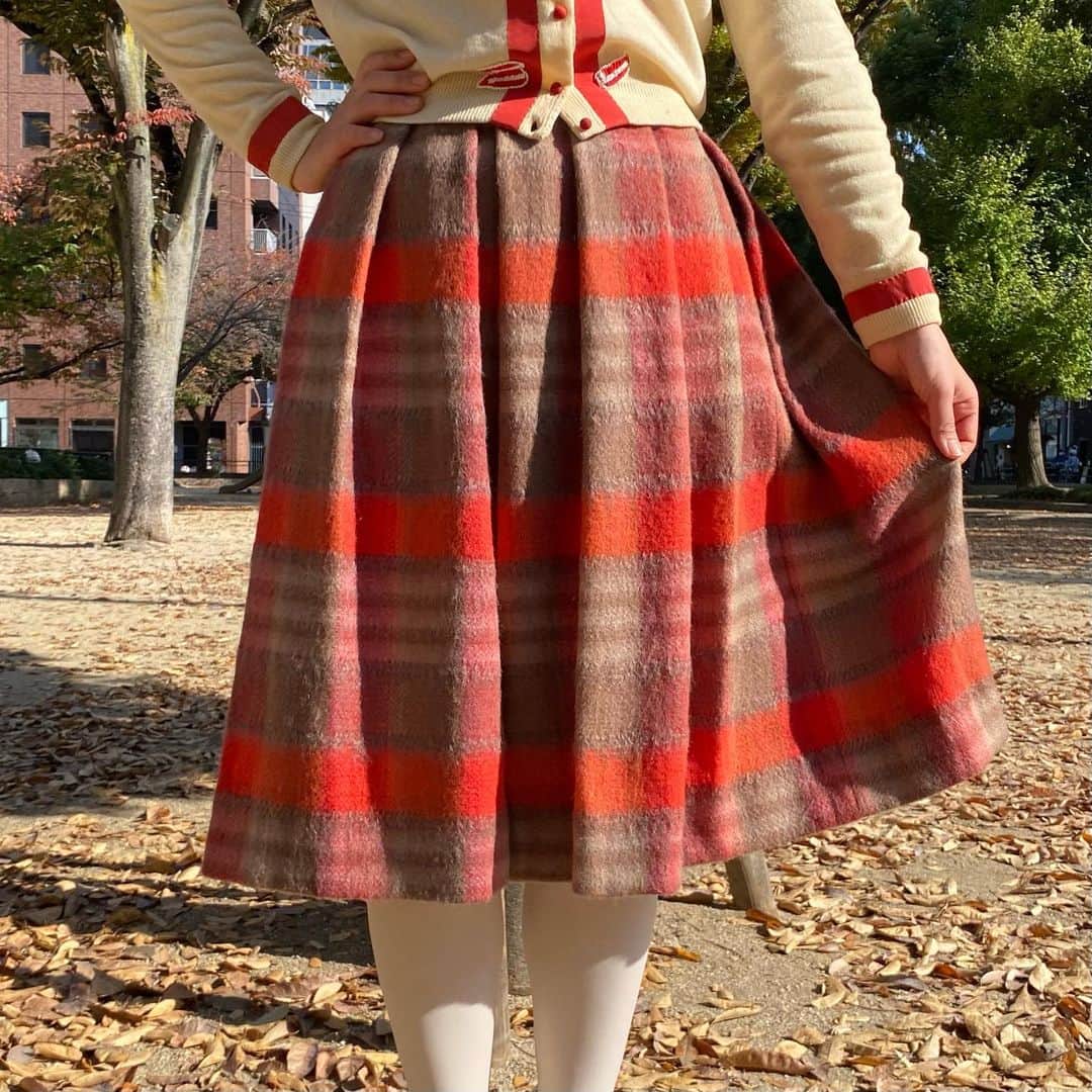 NUTTY Vintage&Collectibleのインスタグラム：「🍁RECOMMEND ARRIVAL🍁  ☑︎vtg 50's Autumn check skirt ㅤㅤㅤㅤㅤㅤㅤㅤㅤㅤㅤㅤㅤ NUTTY堀江本店のほうもオープンしました🍂 ㅤㅤㅤㅤㅤㅤㅤㅤㅤㅤㅤㅤㅤ 柔らかなブラウンとレッドの色味が秋の陽気にぴったりなスカート＊ ㅤㅤㅤㅤㅤㅤㅤㅤㅤㅤㅤㅤㅤ 厚手の生地なので、スカートでもぽかぽか暖かく、ふっくらとしたシルエットも愛らしい１着です。 ㅤㅤㅤㅤㅤㅤㅤㅤㅤㅤㅤㅤㅤ 秋のチェックスカートは毎年大人気のアイテム！今年のクローゼットにどの子を迎え入れようか迷いますね。 ㅤㅤㅤㅤㅤㅤㅤㅤㅤㅤㅤㅤㅤ ------------------------------------ 🛍NUTTY通販について🛍 ------------------------------------- ＜ONLINE STORE＞ VINTAGE▶︎http://nutty.theshop.jp/ USED SELECT▶︎https://nuttyselect.official.ec/ （プロフィールページURLよりjump🕊） ㅤㅤㅤㅤㅤㅤㅤㅤㅤㅤㅤㅤㅤ ＜VIDEO CHAT SHOPPING＞ テレビ電話をお繋ぎして、リアルタイムでご案内いたします。詳細は過去の投稿をご覧ください。」