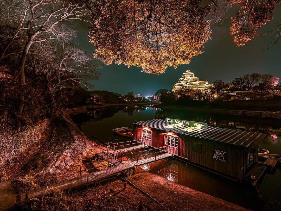 のインスタグラム：「【Bi Rod Creator's Photo】 ＃026 ■Photo by 木村琢磨 @takuma_kimura_photo  ■Photo at 岡山城 Okayama Castle  2017/ 3  ■Equipment Rod： Bi Rod 6C-7500 Camere: OLYMPUS OM-D E-M1MarkⅡ Lesns: OLYMPUS M.7-14mm F2.8  「ドローンなしでこのアングル」  最大7.5mのハイアングルから撮影できる 高所撮影一脚「Bi Rod」  ↓商品情報はプロフィール欄のURLから公式ストアへ @birod_lumica  #birod #lumica #ルミカ #木村棒 #写真好きな人と繋がりたい #写真 #空中撮影 #空撮 #ハイアングル #ドローン #aerialphotography #notdrone #highangle #olympus #olympusphtotography #olympuscamera #olympusomdem1markii #OLYMPUSM714mmF28 #岡山県 #岡山市 #岡山城 #OkayamaCastle #夜景 #ライトアップ」