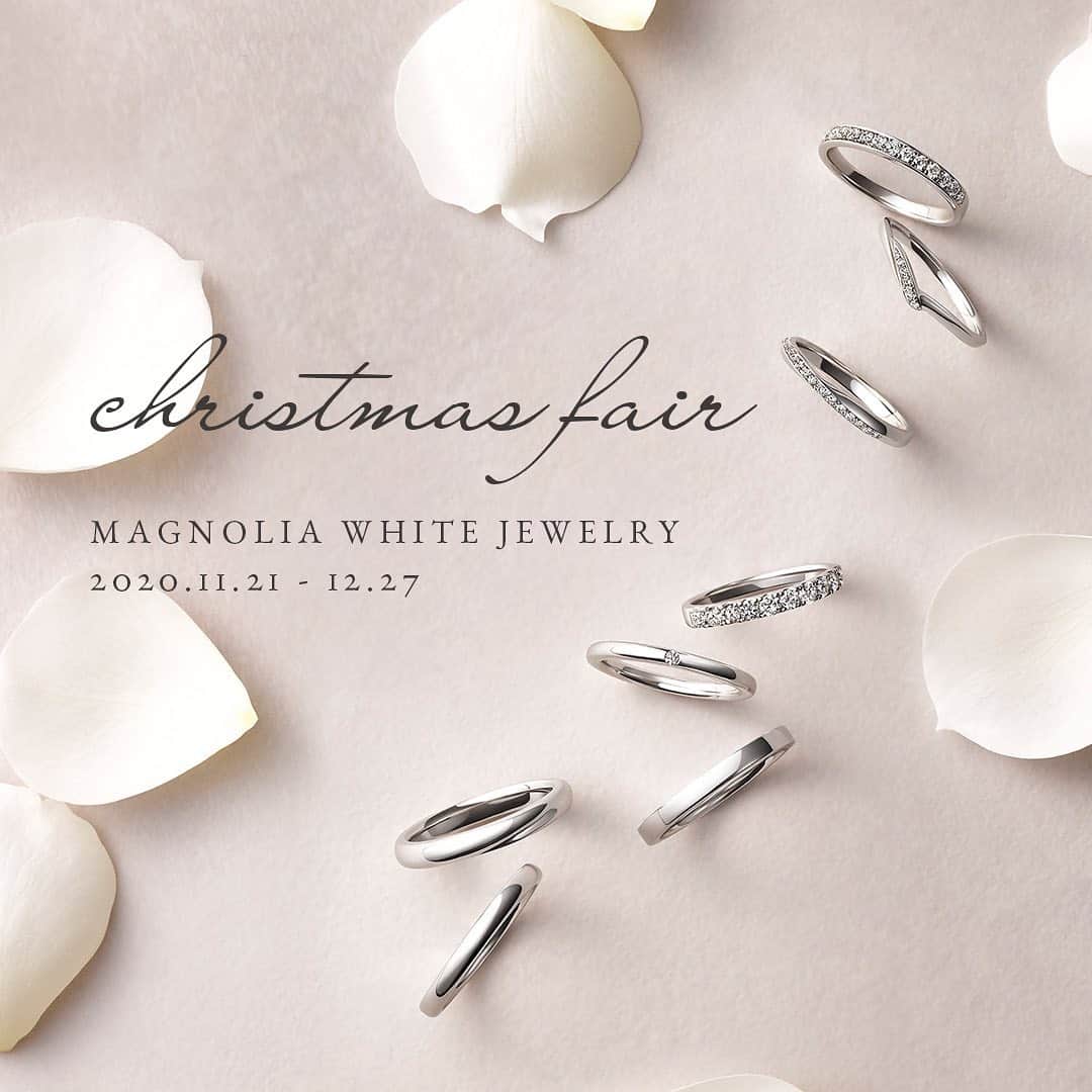 のインスタグラム：「＜Christmas fair 開催＞﻿ 2020.11.21（sat）〜2020.12.27（sun）﻿ ﻿ フェア期間中、ご成約特典としまして、「永遠の幸せ」の意味を持つブルーダイヤモンドを無償にてリングの内側にセッティングさせていただきます。﻿ ﻿ ヨーロッパに古くから伝わる幸せを運ぶサムシングブルーの意味合いとしてもブライダルリングにおすすめのブルーダイヤ。﻿ ﻿ 是非この機会に、皆様のご来店を心よりお待ちしております。﻿ ﻿ MAGNOLIA WHITE omotesando﻿ 東京都港区南青山5-12-3﻿ 03-6434-1313﻿ 平日　　12:00-19:00﻿ 土日祝　10:00-19:00﻿ 定休日　火曜日、水曜日﻿ ﻿ MAGNOLIA WHITE shinsaibashi﻿ 大阪府大阪市中央区南船場4-2-11 JPR心斎橋ビル THE DRAPE﻿ 050-3646-3336﻿ 平日　　11:00-19：00﻿ 土日祝　10:00-19:00﻿ 定休日　火曜日、水曜日﻿ ﻿ ※お客様の安全を考慮し、ご来店時間を分散させていただくため、当日は完全予約制となっております。﻿ ※詳細は直接各サロンへお問い合わせくださいませ。﻿」