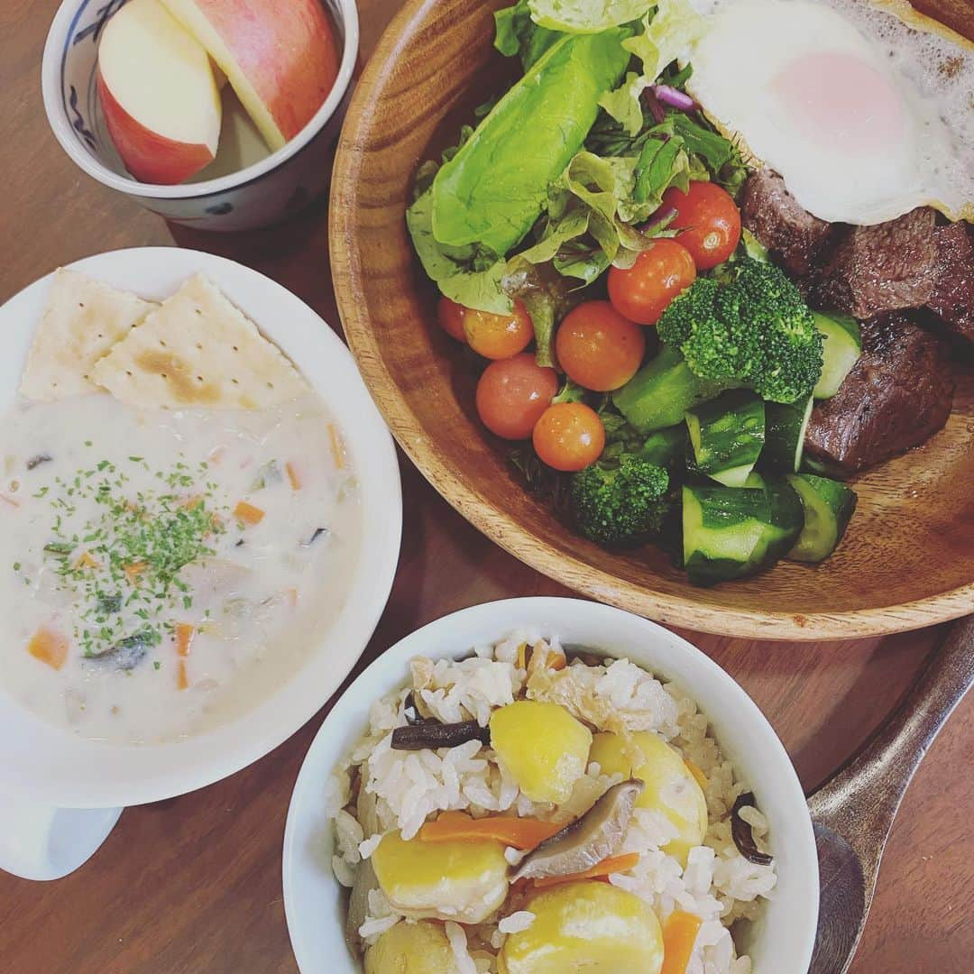 仲摩匠平のインスタグラム：「本日の事務所ランチ。 ●栗ご飯 ●ステーキサラダ ●クラムチャウダー ●リンゴ ・ 12月13日に行うグッズ販売会で、一緒に販売するクラムチャウダーの試作品ができました！ また楽しみが増えましたな(^^) ・ ・ #事務所ランチ #スリストム広島 #昼ご飯 #ヘルシーメニュー #健康食 #栄養 #lunch #試作品 #非売品 #予約制」