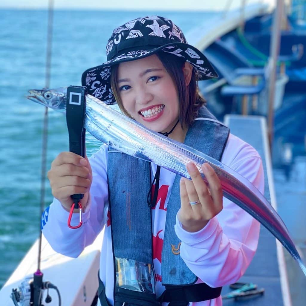 関西テレビ「釣りたガール！」さんのインスタグラム写真 - (関西テレビ「釣りたガール！」Instagram)「✔︎ ごめんなさい放送日まちがって書いてしまいました😢  11/27(金)の早朝、カンテレで放送です❤️  パピソンスタッフの曽我部颯希さんをお迎えして  ムラニシ流・新社員研修✏️  釣りが好きすぎてこの業界に飛び込んできたというさっちゃんを  テンション高いお局ムラニシが偉そうに指導しておりますが🤣  さっちゃんと1日一緒に釣りをして、  「好きを仕事にした人は輝いているなぁ✨」  と、元気をもらったのでした☺️💕  大きくて快適な海蓮丸に乗せていただき  戸田船長や陽気なスタッフさんたちに盛り上げてもらって  秋の太刀魚釣り満喫しております🎣  11/27(金)朝4:55〜 カンテレにて放送です📺  ぜひ観てくださーい❣️  ﻿ #釣りたガール濃いめ ﻿ #釣りたガール﻿ #ハピソン﻿ #曽我部颯希　さん﻿ #電動ジギング ﻿﻿ #太刀魚釣り ﻿ #太刀魚﻿ #タチウオ ﻿ #タチウオ釣り ﻿ #太刀魚テンヤ  #海蓮丸  #明石」11月19日 12時31分 - tsurita_girl