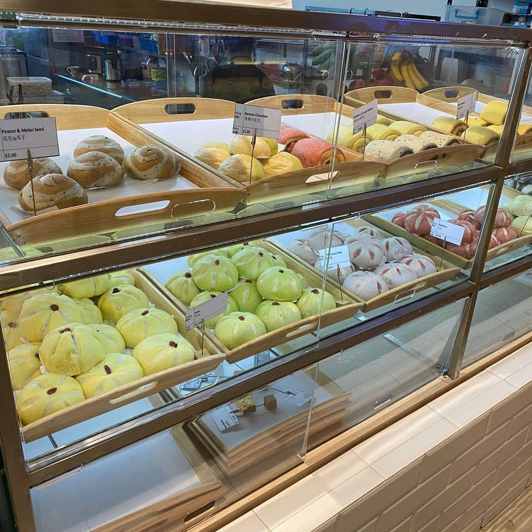 のインスタグラム：「・ サンテックモールにある蒸しパン専門店『Just Dough 』🥖 ・ ブログに載せたらアクセスが多いようなので、Instagramにも載せます✨ ・ 地下1階、富の噴水近くにある蒸しパン専門店の蒸しパンがふわふわで蒸し立てが最高に美味しい❣️  ・ 人工着色料、保存料などは使わず、パンのカラフルな色は野菜などの自然な色。 ・ 今のところ、Purple sweet potatoが一番好きかも🍠 ・ 全種類試したいくらい気に入ってます🤩 ・ 詳しくはプロフィールからブログにリンクしてご覧ください🐱 ・ #sunteccity #justdough #サンテック #蒸しパン専門店 @justdoughsg」