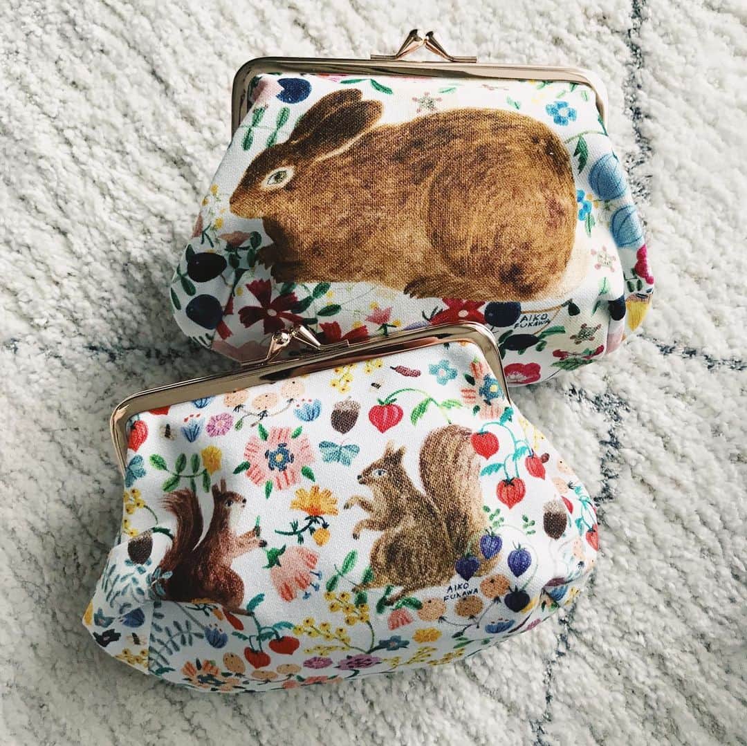 のインスタグラム：「＼＼NEW／／cozyca productsさんと新しい絵柄の帆布がま口コスメポーチを制作しました！京都にある直営店HIRAETH @cozycaproducts にて販売が始まったようです。後日オンラインでも販売されるとのことです🐇🐿ウサギ、真ん中に大きめで配置したのでインパクトあります😂💕💕　#aikofukawa #aikofukawa_illustration #布川愛子 #cozycaproducts #表現社」