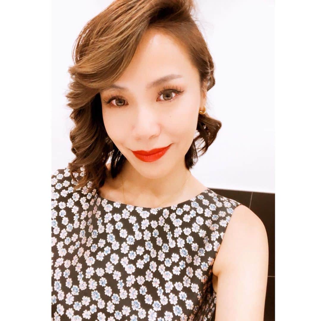 坂倉アコのインスタグラム：「Marvericks of 2020🎤💫✨✨ マーベリックス2020の受賞式のライブストリーミング見て下さった皆さんありがとうございました☺️ 豪華受賞者の皆さん、雑誌エスクァイアの西川編集長と共にとても素敵な夜になりました✨  #marvericks2020 #awardceremony #host #esquiremagazine #tokyo #mc #hosting #louboutinredlipstick」