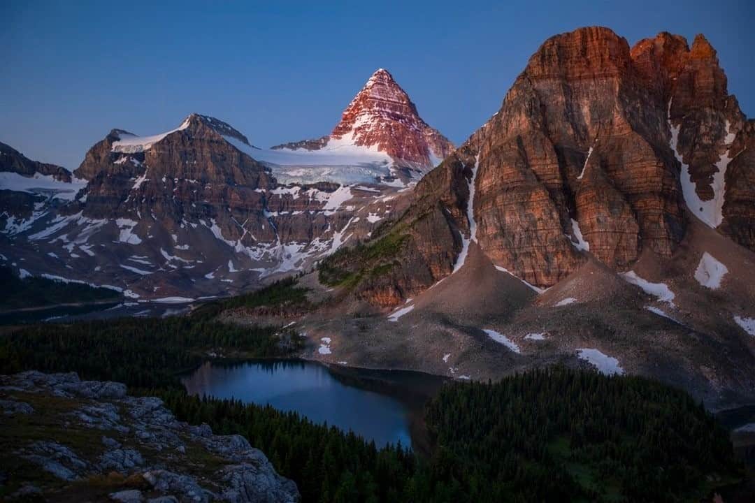 National Geographic Travelさんのインスタグラム写真 - (National Geographic TravelInstagram)「Photo by @kahliaprilphoto / The first light of day touches the highest mountain peaks, bathing them in a beautiful pink hue. It was the perfect start to the day at Mount Assiniboine.」11月19日 12時35分 - natgeotravel