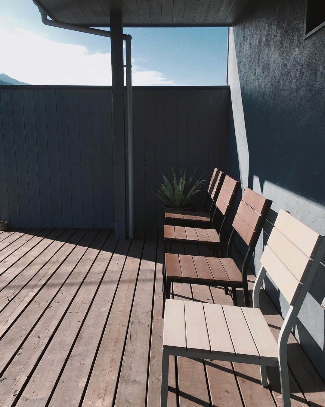sunday_722のインスタグラム：「*﻿ 🌱﻿ Brown ✖️3💺﻿ White ✖️1 💺﻿ *﻿ *﻿ #chairswithstories﻿ #ShotOniPhone﻿ #ShotOniPhoneX﻿ #ihaveathingforshadows﻿ #streetphotography﻿ #streetclassics﻿ #ig_photooftheday﻿ #ampt_community ﻿ #shootermag ﻿ #Shootermag_japan﻿ #inspirationcultmag﻿ #samewheremagazine﻿ #transfer_visions﻿ #visionofpictures﻿ #jj_mobilephotography﻿ #ihaveathingforshadows﻿ #SPi_Silhouttes﻿ #silhouette_crative﻿ #tv_pointofview﻿ #beautifuldestinations﻿ #vimpt﻿ #vimptfreeprint﻿ #raw_mobile」