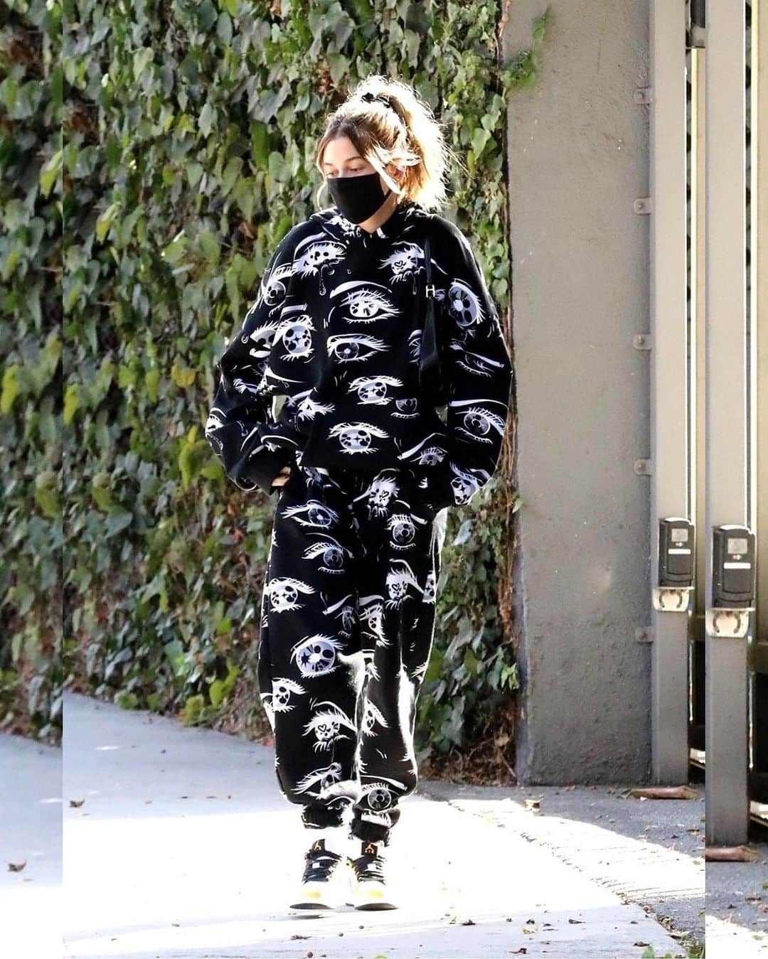 Just Jaredさんのインスタグラム写真 - (Just JaredInstagram)「Hailey Bieber goes casual in an eye printed sweat suit as she meet up with a friend for lunch #HaileyBieber Photos: Backgrid」11月19日 12時41分 - justjared