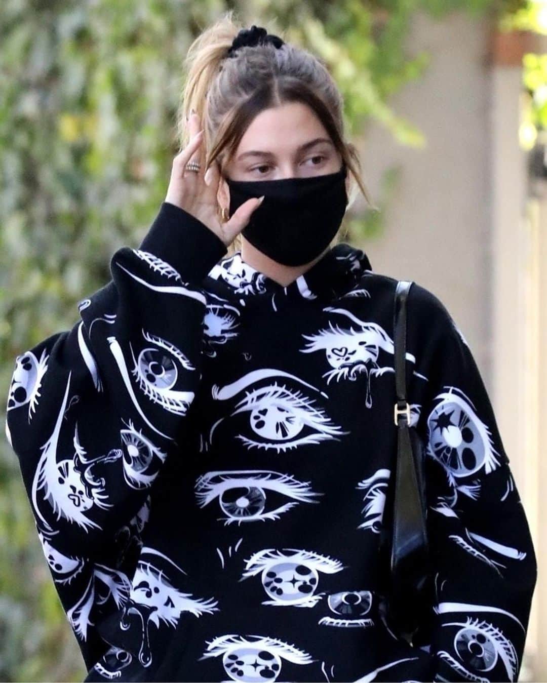 Just Jaredさんのインスタグラム写真 - (Just JaredInstagram)「Hailey Bieber goes casual in an eye printed sweat suit as she meet up with a friend for lunch #HaileyBieber Photos: Backgrid」11月19日 12時41分 - justjared