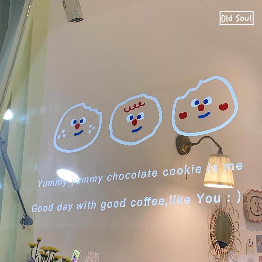 4foodie, for foodieさんのインスタグラム写真 - (4foodie, for foodieInstagram)「📍Taipei, Taiwan Old Soul 老靈魂 / 招牌美式軟餅乾牛奶set / $150 (兩塊軟餅乾口味自選+鮮奶) 美味程度：🌕🌕🌕🌕🌑  環境衛生：🌕🌕🌕🌕🌑  服務態度：🌕🌕🌕🌕🌕  再訪意願：🌕🌕🌕🌕🌑  🗺 台北市士林區文林路169號   🚇捷運劍潭站步行10分鐘 ☎️無 ⏰12:00～22:00   💡補充💡士林夜市周邊新開幕的咖啡廳🍪店員親切友善！招牌是吃可愛長大的軟餅乾( ᵒ̴̶̷᷄௰ᵒ̴̶̷᷅ )推薦花生口味！不甜膩的餅乾體配上裡面的榛果醬 融合得剛剛好💗  感謝 @_yihwa的分享🙏🏻 🔹標記 #4foodieforfoodie 就有機會讓我們分享你的文章哦🔹  #4foodie劍潭站 #4foodie台北 #台北美食 #劍潭站美食 #美式餅乾 #餅乾 #甜點 #台北咖啡廳 #咖啡廳 #oldsoul #老靈魂」11月19日 12時55分 - 4foodie