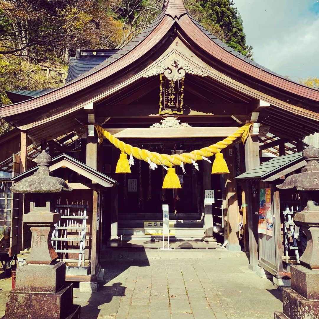 LOVE ME DOさんのインスタグラム写真 - (LOVE ME DOInstagram)「新潟県長岡市蓬平（よもぎひら）にある髙龍神社に行って来ました！金運アップの御利益が⁉︎商売繁盛、金運アップ、仕事運アップに画像を使ってみてね。こちらの神社で御朱印帳を新たに購入し御朱印を書いて頂いたら、3ページに渡って書いて頂きました！とても素敵です！龍が舞っています！御利益ありそう！Twitterに御朱印をアップしてあります。 #待ち受けにどうぞ  #新潟県長岡市  #新潟県長岡市蓬平  #高龍神社 #髙龍神社  #金運アップ #商売繁盛 #仕事運アップ #龍が舞う #新潟県旅行」11月19日 12時49分 - lovemedo_fortunteller