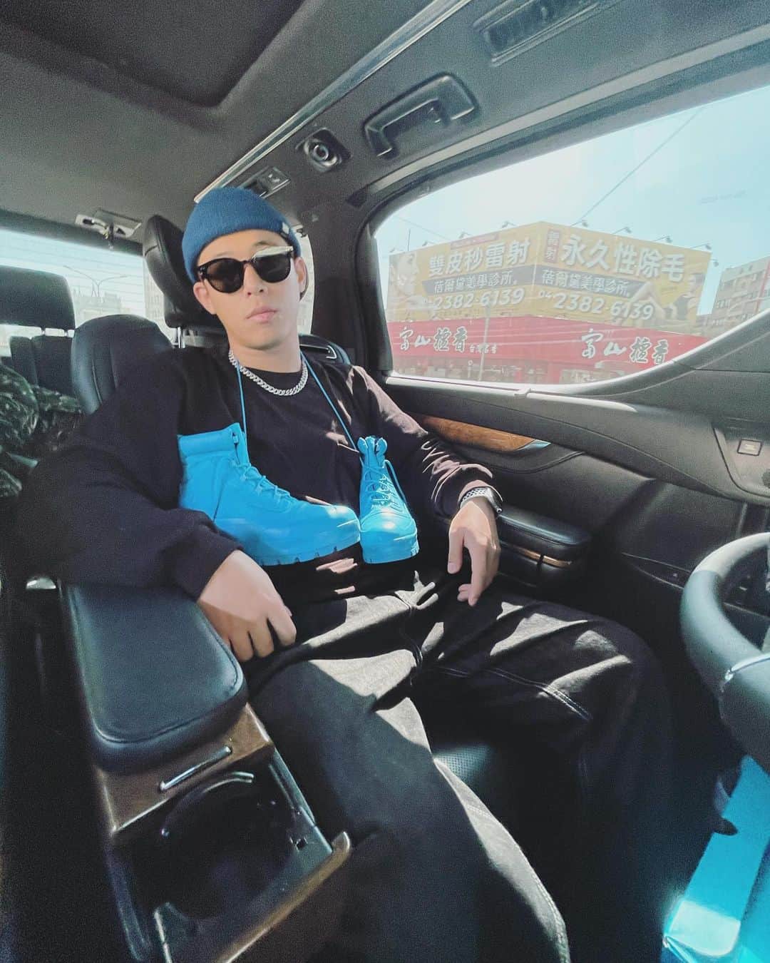 福田賢二のインスタグラム：「#converse  #conversetw #要除毛嗎 跟今天的天空一樣藍」