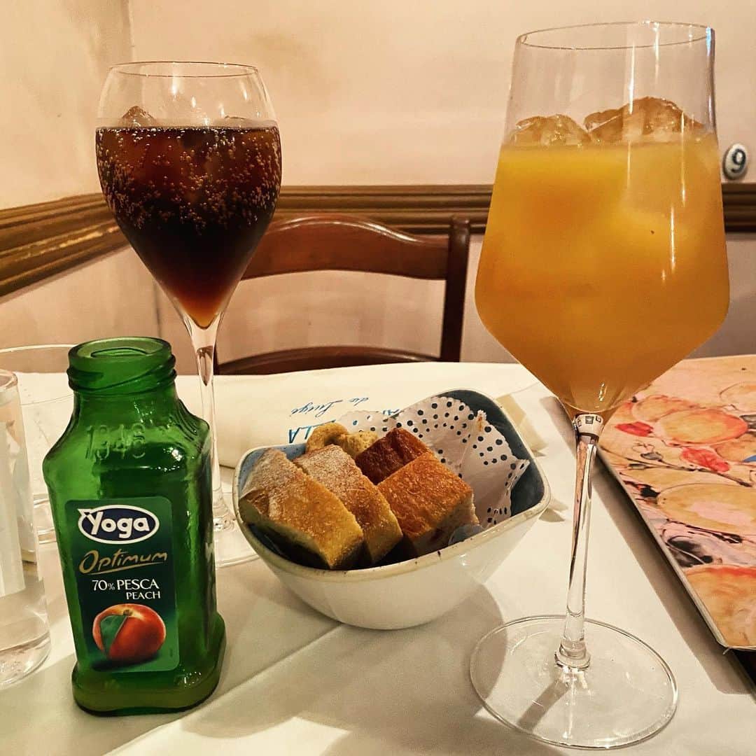 川村礼美のインスタグラム：「コーラとももジュース🍑🥤」