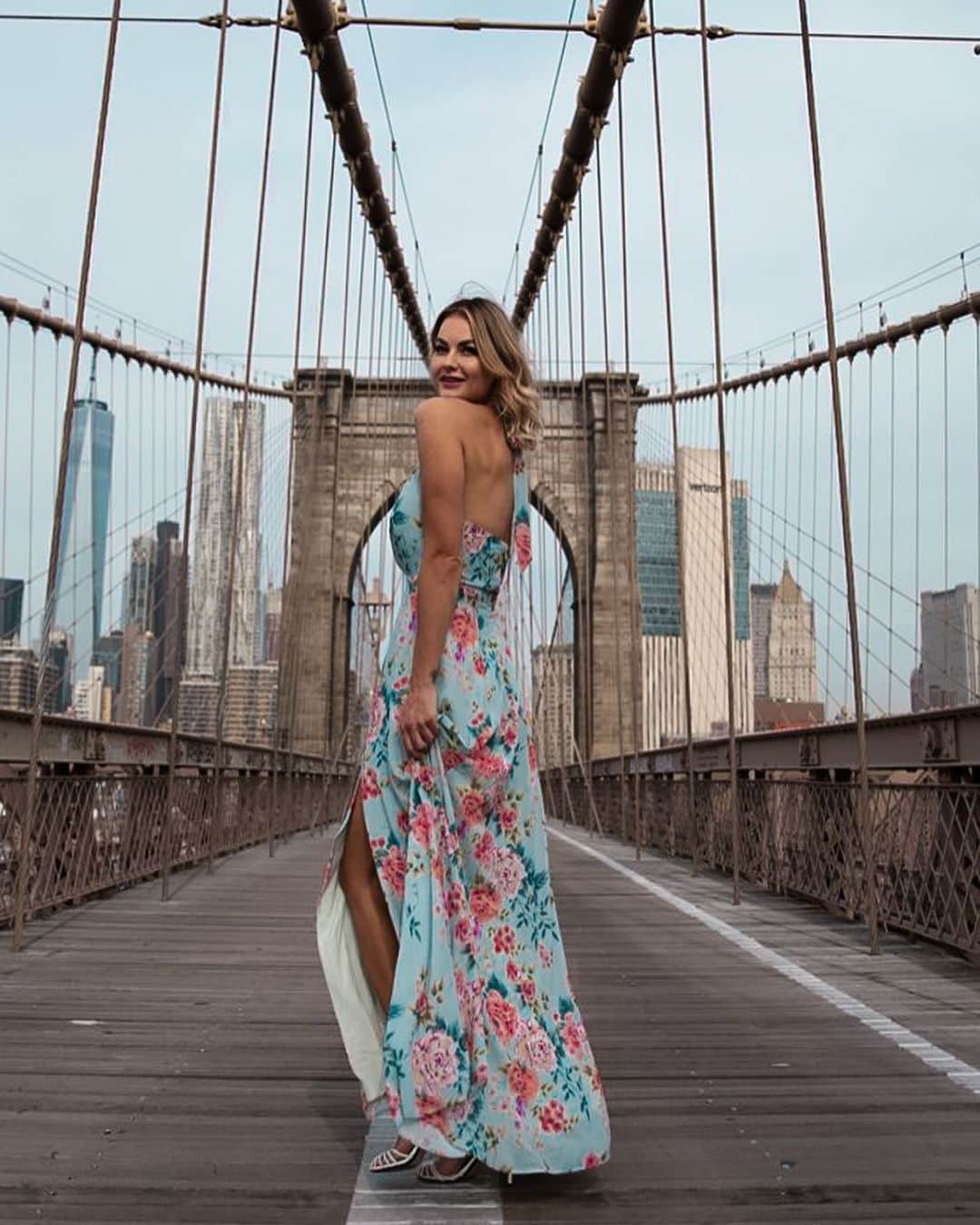 のインスタグラム：「А что с бизнесом в НЙ? А что будешь делать в Далласе? ⠀ Эти вопросы я слышу почти каждый день. Бизнес в НЙ я закрывать не планирую,это мое детище и я буду продолжать им заниматься дистанционно.Таково было мое изначальное желание/цель. Однако,Как бизнесмен я должна была все разложить по полочкам и проанализировать все возможные сценарии развития событий. Это либо: ✨оставить все как есть,взять управляющего/партнера и вести дела дистанционно.Такой план был изначально,но чем больше я провожу здесь времени,тем больше понимаю,что хотела бы начать своё дело в Далласе,так мне будет намного комфортнее и проще вести и контролировать бизнес процессы и заниматься его развитием.Я вижу много возможностей в своём новом городе и хотела бы их изучить и попробовать что-то новое.Для этого нужно отпустить старое и закрыть эту дверь,я это прекрасно понимаю. ✨Можно также Перевезти оборудование в Даллас и открыть такой же кабинет здесь,тоже вариант.Однако,я потратила столько сил на развитие @starbodywellness в НЙ,не хотелось бы просто так все разрушить,хочется чтобы это дело жило и процветало пусть даже под новым руководством.Однако,я понимаю,что нельзя цепляться за старое и если звезды будут или не будут складываться определённым образом,в крайнем случае мне придётся понять соответствующее решение и идти дальше. ✨Продать оборудование/бизнес и забыть обо всем этом на время и отдохнуть.Такой вариант я тоже рассматриваю.Если мне встретиться энергичный человек,который захочет вникнуть в процесс и вложить свою энергию в развитие этого дела,я с удовольствием передам все дела и свои знания и опыт.В таком случае я буду рада продать своё детище в хорошие руки,зная,что оно будет продолжать своё развитие. ⠀ Время покажет,в каком направлении мне лучше двигаться.В любом случае,решение придёт само собой,я научилась не торопиться,не стрессовать и позволить жизни показывать мне вполне направление,а также доверять своей интуиции,пока она мне говорит занимать позицию наблюдателя и ждать. Такой стратегии я придерживаюсь во всем. Я раскладываю все по полочкам,прорабатываю и анализирую все возможные варианты,составляю несколько планов действия. Продолжение в карусели 👈👈. #anyastar_жизнь」