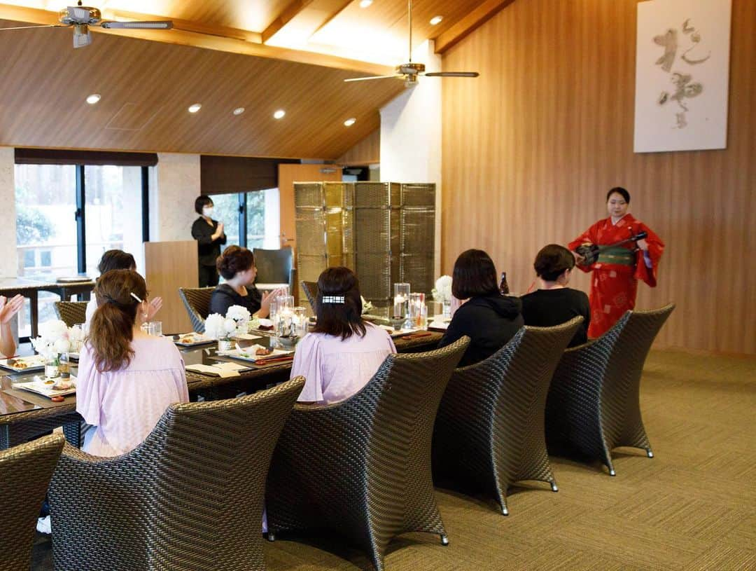 加藤るみさんのインスタグラム写真 - (加藤るみInstagram)「挙式後は家族で食事会🥂 席札は自分たちで作りました🧏🏻‍♀️ 札もスタンプも東急ハンズでget✨ 小さい洗濯バサミ😂？的なものは、100均で。笑 名前の頭文字だけそれぞれ色を変えました。 スタンプ押すの楽しかった♡ ． 百名伽藍(@hyakunagaran.resort )の沖縄を感じられるお祝いのお料理🎗 前に来た時、お料理がとっても美味しくて、それも決め手のひとつでした❤️ 食事会では、三線ライブもあって、家族も喜んでくれて良かったです🤭 テーブルコーディネートもお花とキャンドルで可愛くしてもらいました🕯🥀 ． 写真に映ってるおじさんは私の父です😂 親子で釣り番組に出演したりしているので、 我が家は父のみ顔出しOKです😂🤣 ． #るみ婚  @garanwedding」11月19日 13時11分 - rumicinema