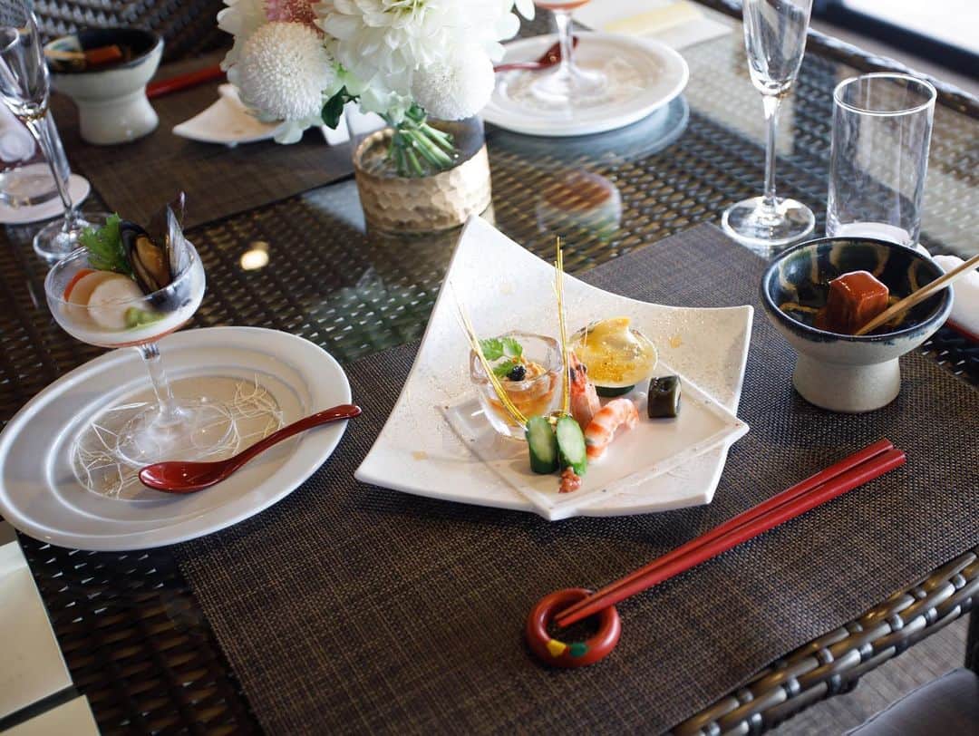 加藤るみさんのインスタグラム写真 - (加藤るみInstagram)「挙式後は家族で食事会🥂 席札は自分たちで作りました🧏🏻‍♀️ 札もスタンプも東急ハンズでget✨ 小さい洗濯バサミ😂？的なものは、100均で。笑 名前の頭文字だけそれぞれ色を変えました。 スタンプ押すの楽しかった♡ ． 百名伽藍(@hyakunagaran.resort )の沖縄を感じられるお祝いのお料理🎗 前に来た時、お料理がとっても美味しくて、それも決め手のひとつでした❤️ 食事会では、三線ライブもあって、家族も喜んでくれて良かったです🤭 テーブルコーディネートもお花とキャンドルで可愛くしてもらいました🕯🥀 ． 写真に映ってるおじさんは私の父です😂 親子で釣り番組に出演したりしているので、 我が家は父のみ顔出しOKです😂🤣 ． #るみ婚  @garanwedding」11月19日 13時11分 - rumicinema