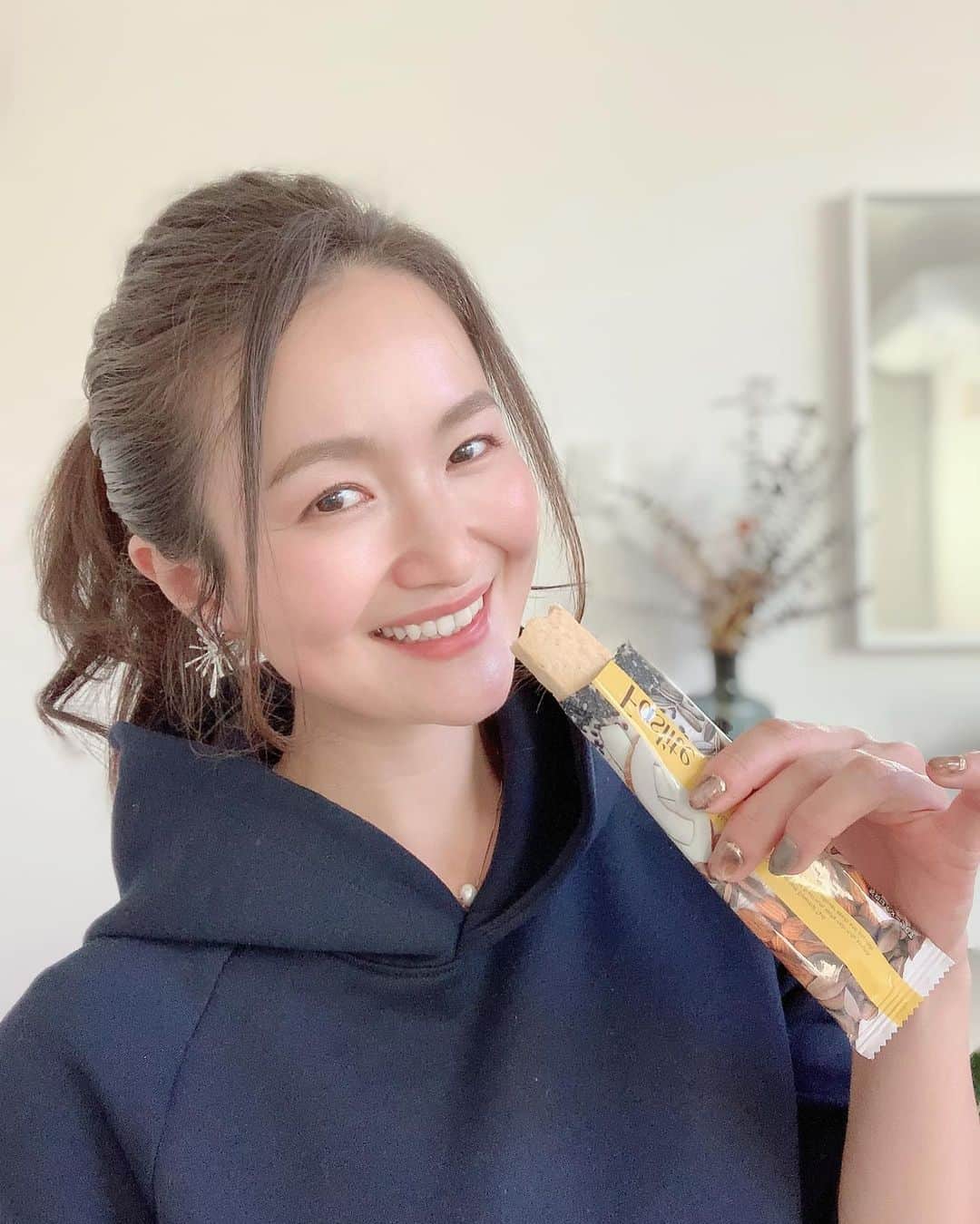 リナのインスタグラム：「自粛だるみをリセットしたい！  でも、、、運動は苦手… と言うことで、 置き換えダイエット始めてみました♪  ドリンクやスープは良くあるけれど、 今回は、"バータイプ"の Fasliteで置き換え🍴  しっとりとした 新感覚のナッツバーで食べ応えも抜群👍  良質な脂質や食物繊維もたっぷり取れるうえに ナッツの味が美味しすぎるのっ😍  1サイクル5日間だから、 無理なく続けられるよ★  毎日忙しくて運動できない人に おすすめ〜♪ ...................................................... #Faslite　#ファスライト #置き換え　#置き換えダイエット #ゆる断食　#スーパーナッツ #NICORIO　#ニコリオ #PR @nicorio_official」