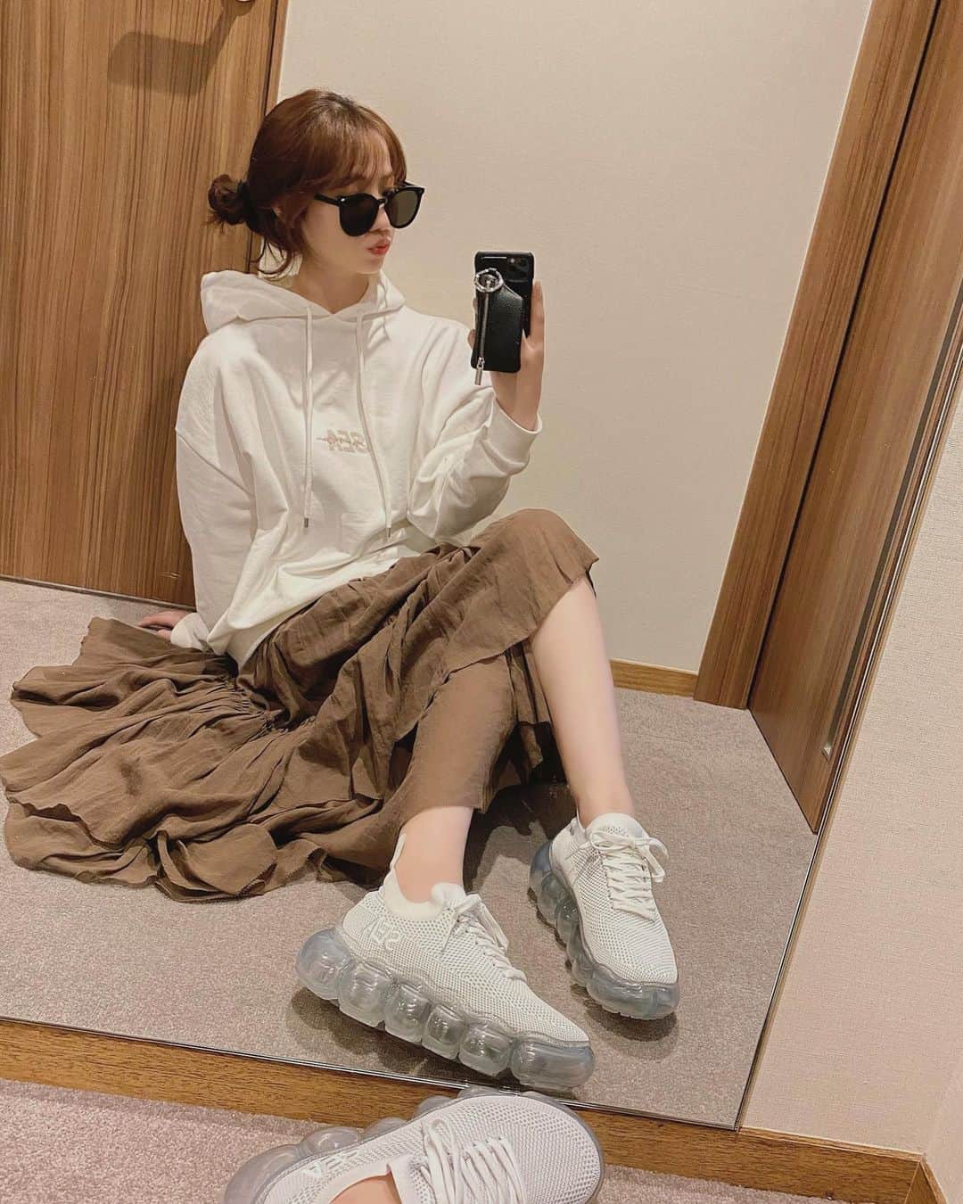 micoのインスタグラム：「♡﻿ ﻿ 🕶 : @gentlemonster ﻿ 👟 : @grounds.official × @windandsea_wear ﻿ ﻿skirt : @casa_fline ﻿ hoodie : @amerivintage × @windandsea_wear ﻿ ﻿ ﻿ ﻿ #windandsea #ameri #amerivintage #gentlemonster #grounds」