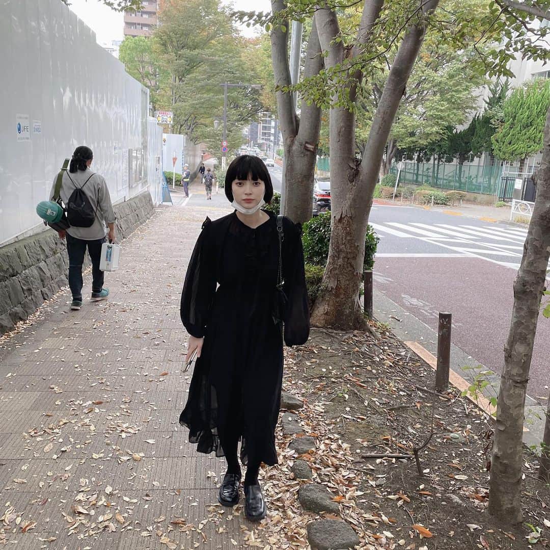 Macoto Tanaka 田中真琴のインスタグラム：「. 秋道。もう冬。 @beep_ss のこのバックお気に入り。 斜めにもかけられて肩にもかけられる。」