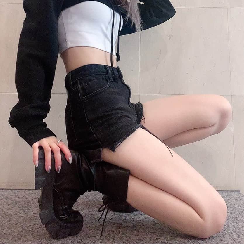 原涼香のインスタグラム：「🖤🤍」