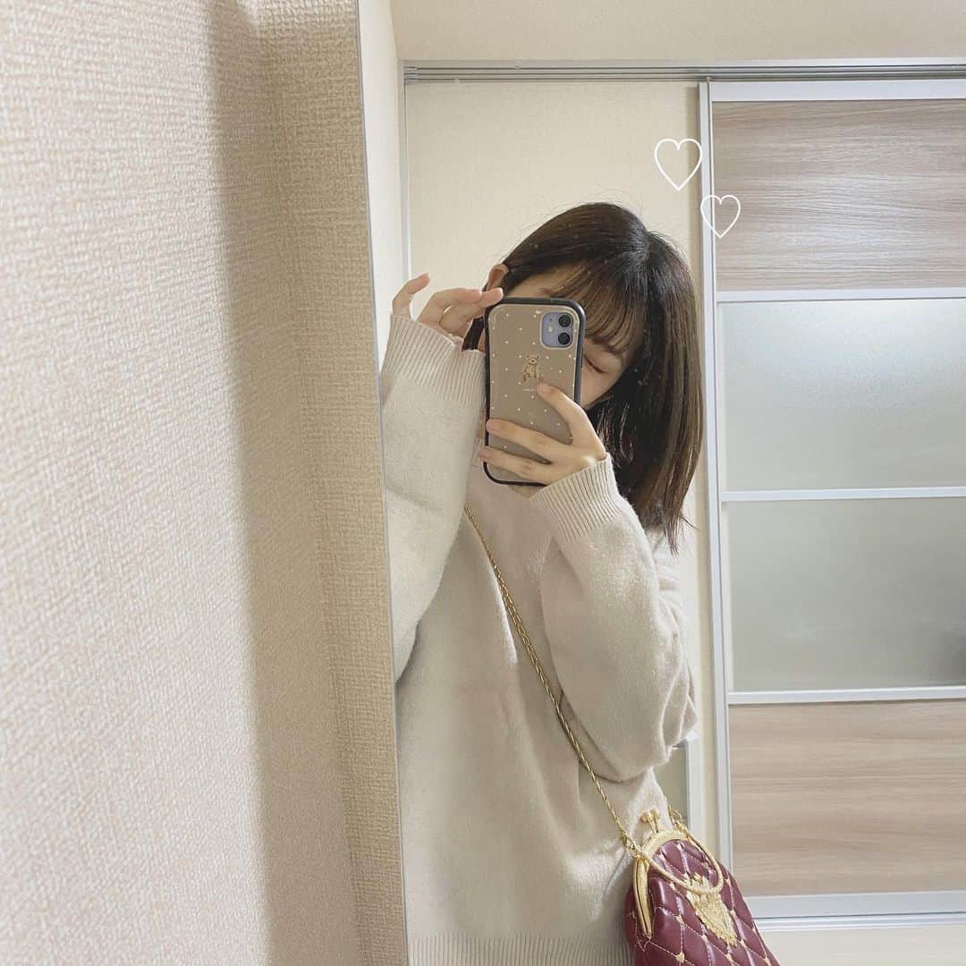 青木菜花のインスタグラム：「.﻿ .﻿ お家出る前にパシャリ📸﻿ 珍しい鞄かも😳ハートが沢山かわい💕﻿ .﻿ . #鞄 #バック #アクセサリー #ハート」