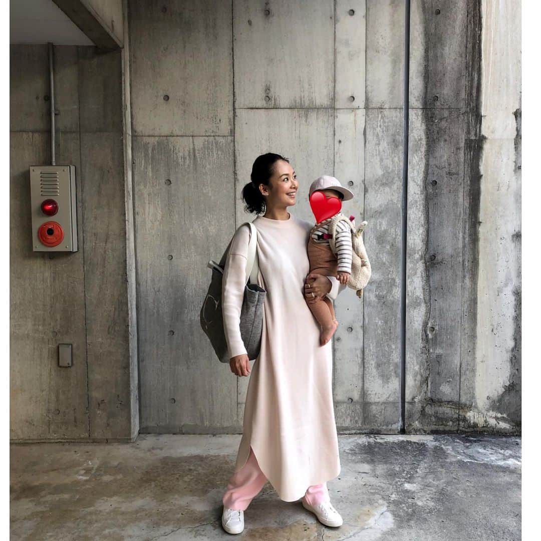 のインスタグラム：「いつかの私たち。  娘を抱っこする事を考えて、なるべく肌触りが良いものを選ぶ用にしています♡ この服は最高♡気持ちいい〜♡  #outfit #greedinternational #sillysilas #callitokyo」