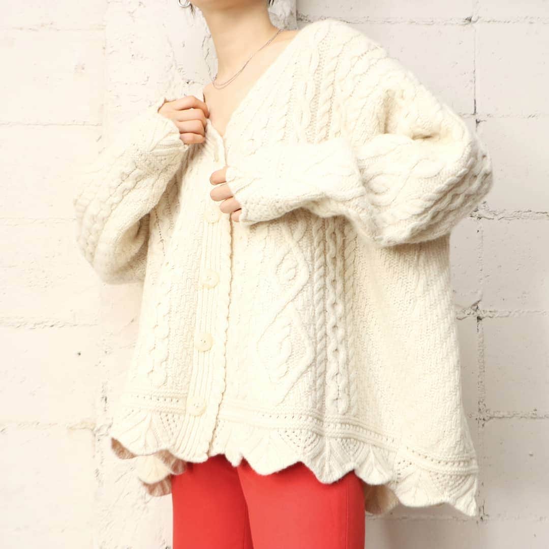 吉祥寺 古着屋 Orfeoのインスタグラム：「. Scallop Hem Fisherman Cardigan  #orfeo #kichijoji #tokyo #vintage #used #fashion #coordinate #outfit  お問い合わせはインスタグラムのプロフィール掲載のメールアドレスにお願いいたします。コメント、DMでのお問い合わせは受け付けておりませんのでご了承ください。 ONLINE SHOPの商品も店頭にてご購入頂けます。気になる商品がございましたらスタッフにお声掛けください。  新型コロナウィルス感染拡大防止策を徹底した上で営業をしております。マスクの着用、入店時にアルコールでの消毒をお願いいたします。」