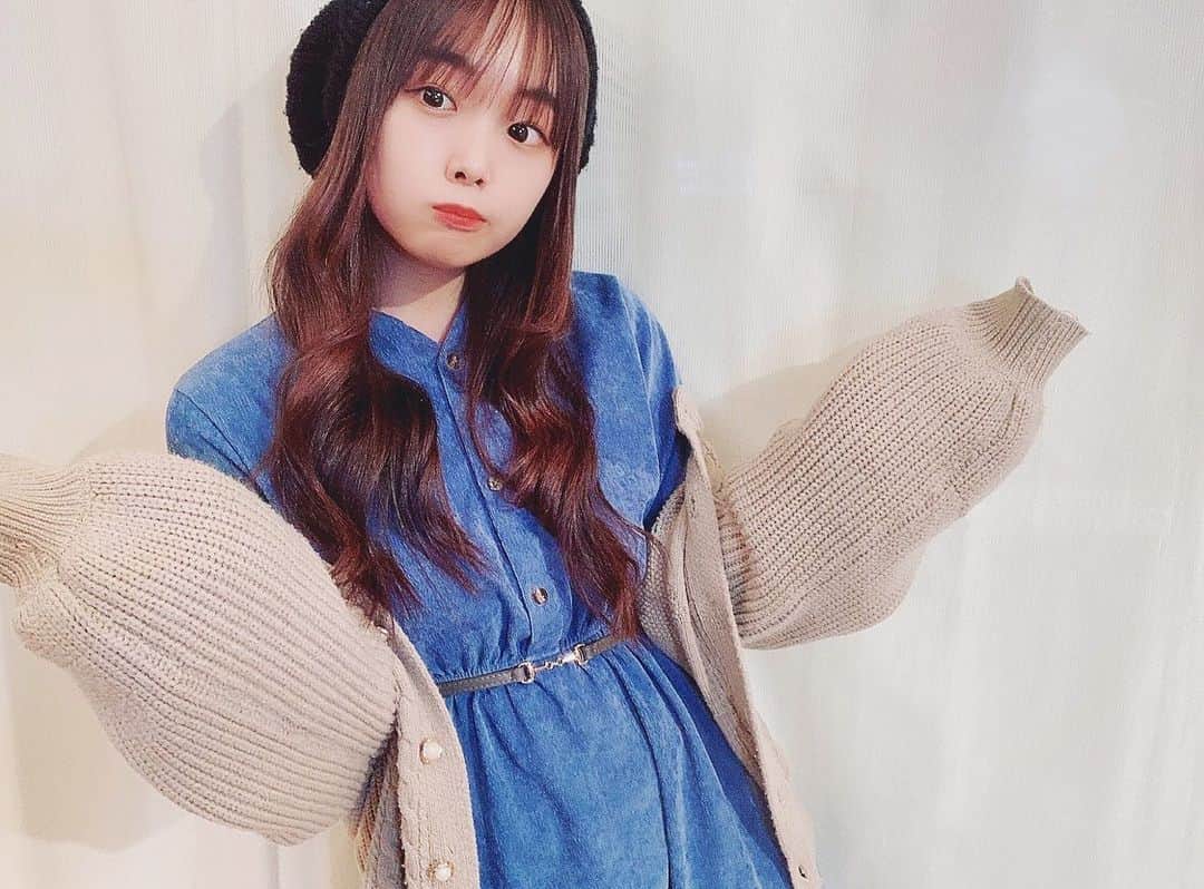 Dorothy Little Happyのインスタグラム：「🦋✩*.ﾟ ・ ・ こんにちは〜♪ お昼ターイム ・ ・ ・ 皆さんご飯は食べましたか？？ 本日のInstaは私服紹介♡ ・ ・ ・ 秋っぽく、冬っぽく オーバーサイズのニットを羽織ってあったかポカポカ ・ ・ 帽子もニットで あったかいの(♥´꒳`*) ・ 瑚白 #dorothylittlehappy」