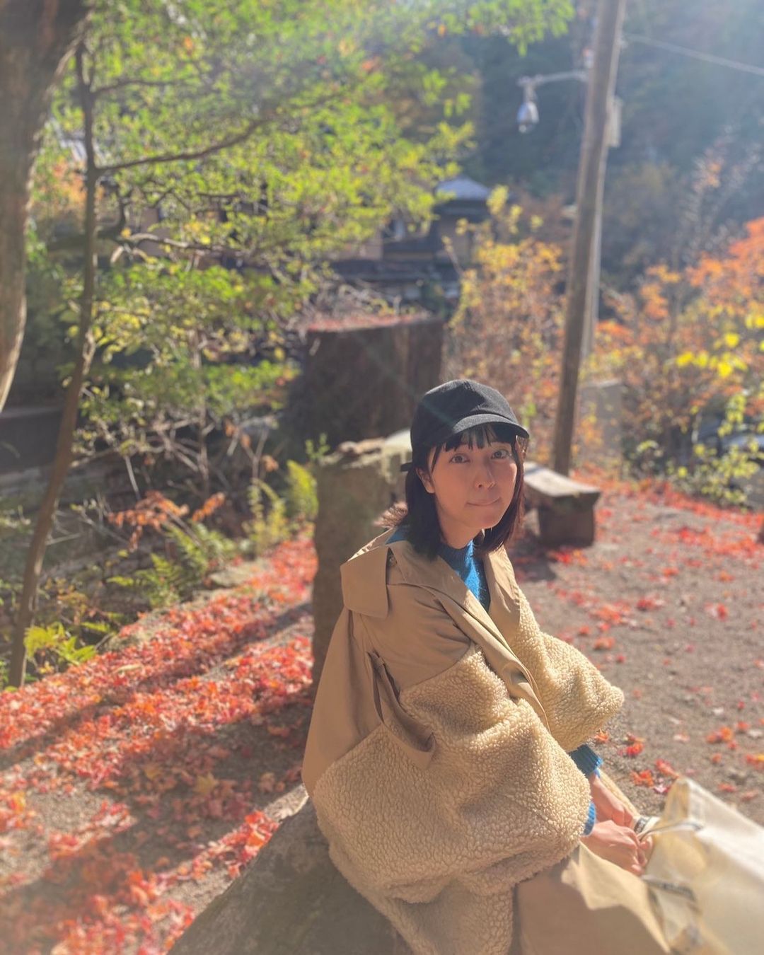小島梨里杏さんのインスタグラム写真 - (小島梨里杏Instagram)「冬の装いはまだ暑かった日の写真。☺️☀️」11月19日 13時33分 - r_riria