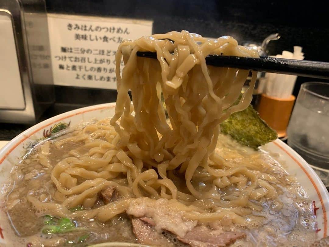 あこさんのインスタグラム写真 - (あこInstagram)「最近ラーメン屋さんとかつけ麺屋さんをハシゴする！ きみはんさんのラーメンとつけめん！めちゃくちゃ美味しい！つけ麺の麺が梅の味と香りがして麺だけでそのまま1kg食べたいと思うくらい美味しい。サービスで頂いた味玉もめちゃくちゃ美味しかった☺️💓」11月19日 13時35分 - harapeko__ako