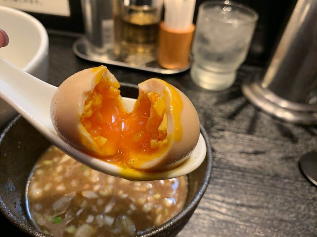 あこさんのインスタグラム写真 - (あこInstagram)「最近ラーメン屋さんとかつけ麺屋さんをハシゴする！ きみはんさんのラーメンとつけめん！めちゃくちゃ美味しい！つけ麺の麺が梅の味と香りがして麺だけでそのまま1kg食べたいと思うくらい美味しい。サービスで頂いた味玉もめちゃくちゃ美味しかった☺️💓」11月19日 13時35分 - harapeko__ako