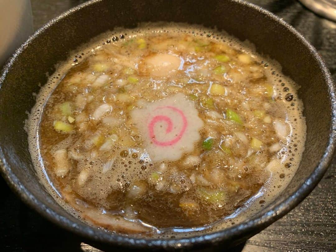 あこさんのインスタグラム写真 - (あこInstagram)「最近ラーメン屋さんとかつけ麺屋さんをハシゴする！ きみはんさんのラーメンとつけめん！めちゃくちゃ美味しい！つけ麺の麺が梅の味と香りがして麺だけでそのまま1kg食べたいと思うくらい美味しい。サービスで頂いた味玉もめちゃくちゃ美味しかった☺️💓」11月19日 13時35分 - harapeko__ako