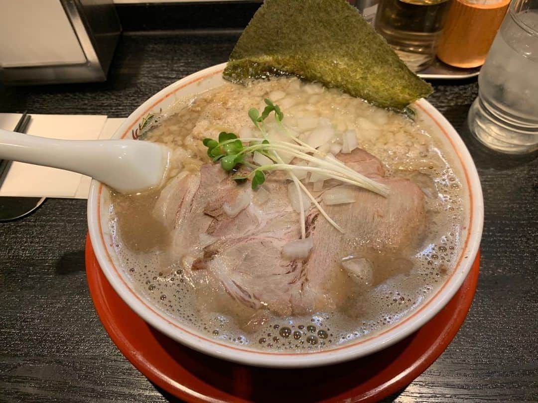 あこさんのインスタグラム写真 - (あこInstagram)「最近ラーメン屋さんとかつけ麺屋さんをハシゴする！ きみはんさんのラーメンとつけめん！めちゃくちゃ美味しい！つけ麺の麺が梅の味と香りがして麺だけでそのまま1kg食べたいと思うくらい美味しい。サービスで頂いた味玉もめちゃくちゃ美味しかった☺️💓」11月19日 13時35分 - harapeko__ako