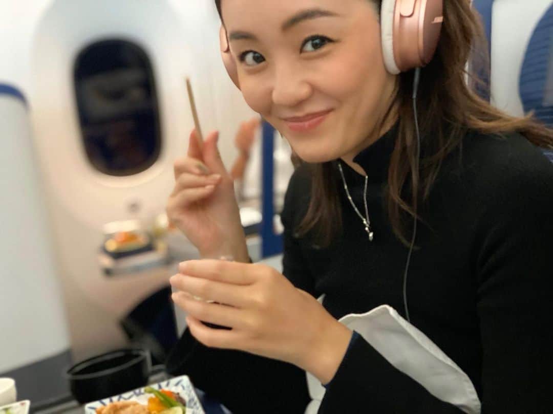 佐藤仁美のインスタグラム：「🦠  コロナ禍で、なぜか恋しい、機内食。  東京都が感染警戒レベルを最高に引き上げました。 会食、、絶対良くない😅 エアロゾルこわい。 うつしたくないし、うつされたくない。  本当に気をつけよう。 行動を制限されるの本当に嫌💧  #コロナ #感染拡大防止」