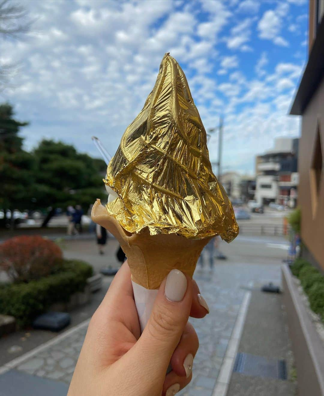 彩ステファニーさんのインスタグラム写真 - (彩ステファニーInstagram)「、 絶対に食べないって決めてたのに、食べてた♡ #金箔ソフトクリーム」11月19日 13時48分 - aya_stephanie