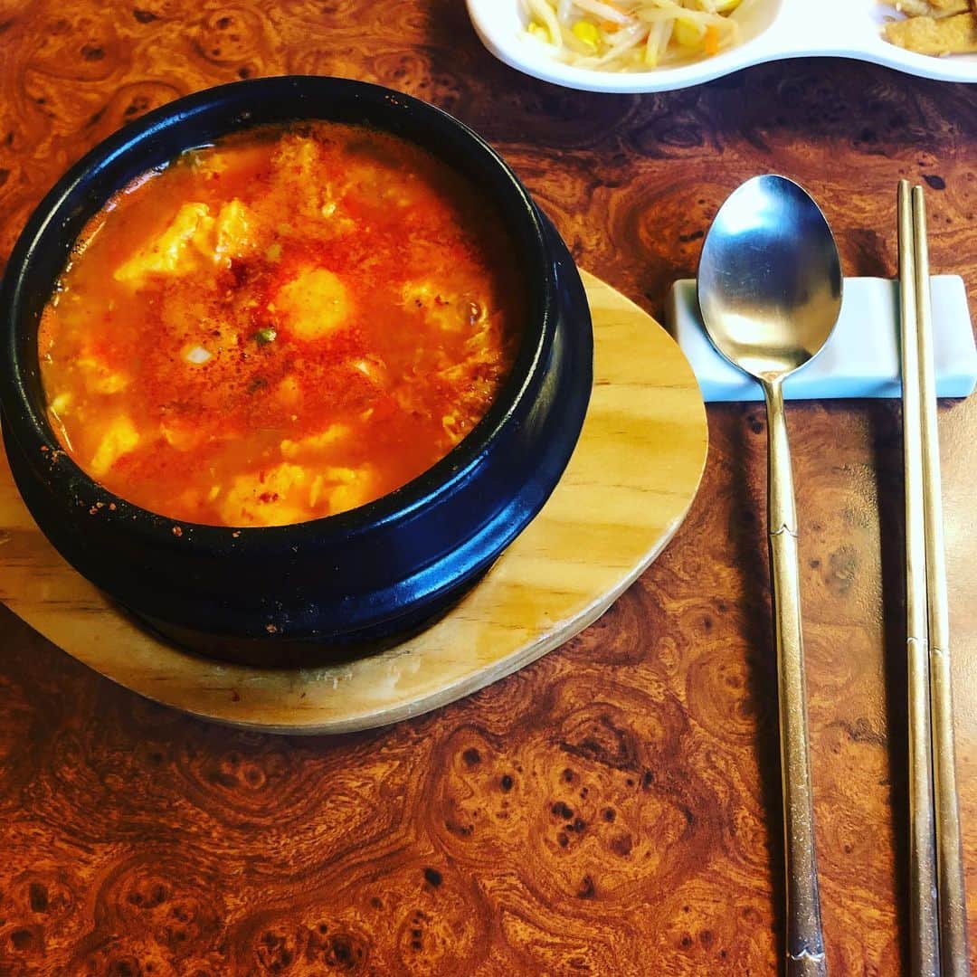 瑛蓮のインスタグラム：「やる気が2%の時は、スンドゥブチゲを丁寧に食べると、やる気が2%って事を束の間忘れることができます。  #瑛蓮 #スンドゥブチゲ」