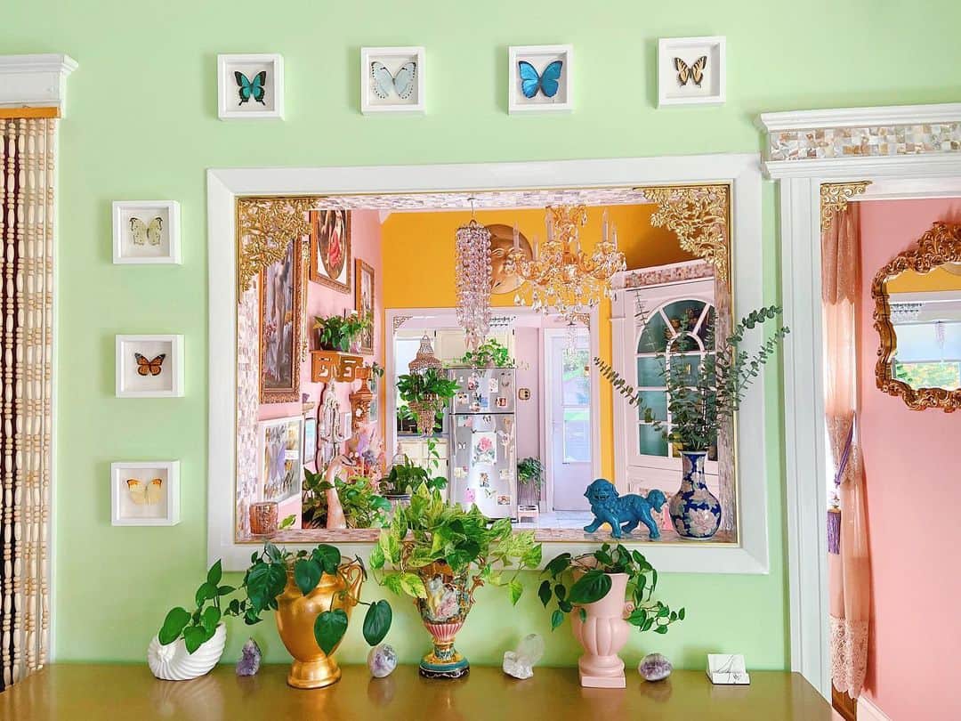 オードリー・キッチングのインスタグラム：「Covering my world in botanicals and pearls. The dream castle is manifesting at an invisible pace ◯」