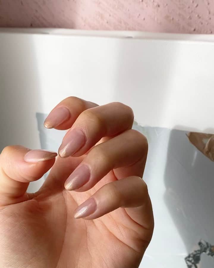 生駒幸恵のインスタグラム：「うるうるつやつや❤︎ 他にない、伸びても目立たない @mananails オリジナルのベースカラーに 少しだけラメを閉じ込めたニュアンスネイル🧚🏻  動画でかつ自然光じゃないと伝わらない(伝わってない？😅🥲)  @moonlit_kaori ❤︎  #moonlitbymananails #nails #ネイル」