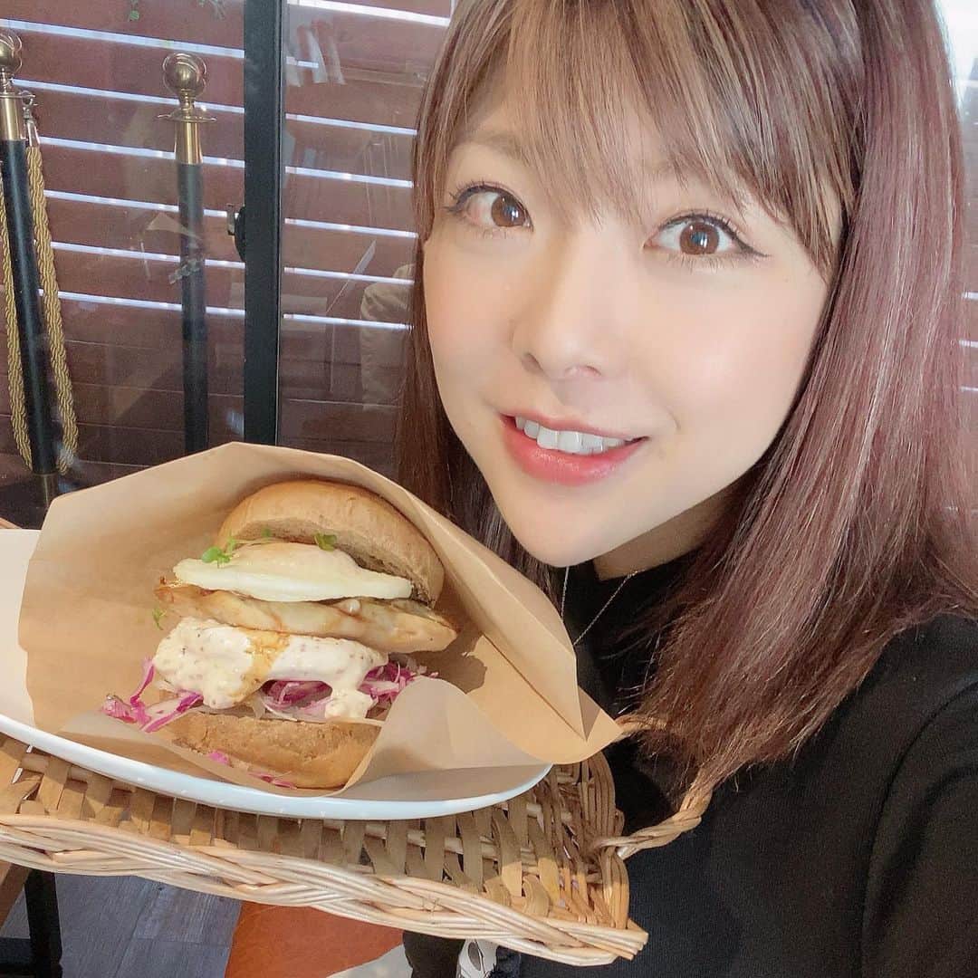 小川麻琴さんのインスタグラム写真 - (小川麻琴Instagram)「昨日はランチに、大好きな鯖バーガーシリーズの中から「テリたま鯖バーガー」を頂きました🍔✨  どのシリーズを食べても美味しいから毎回チョイスに迷うのですが、、🙈  初めて食べた「テリたま鯖バーガー」も、やはり美味しかった💕  タルタルソースにレモンがきいててるから、テリヤキソースでもかなりサッパリ食べれるの🍋  ご馳走様でした🙏💕  #mkcafe  #38ism #鯖バーガー #テリたま #美味しい #まことベーグル #打ち合わせ」11月19日 13時54分 - 1029_makoto