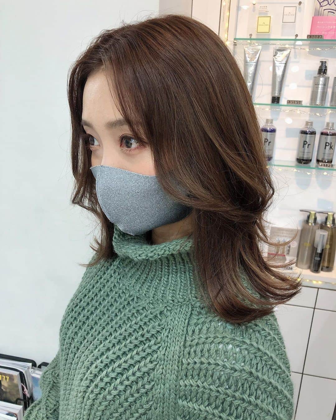 のインスタグラム：「・ New hair⸜❤︎⸝‍ ・ 久しぶりにカットしちゃった🐰 ・ いつもどストライクなカラー・カットを叶えてくれるじゅんじゅん🦄💜 ・ #newhair#newhaircolor#newhaircut#styling#ミディアム#ミディアムヘア#センター分け#ワンレンミディアム#shachu#shachu巻き」